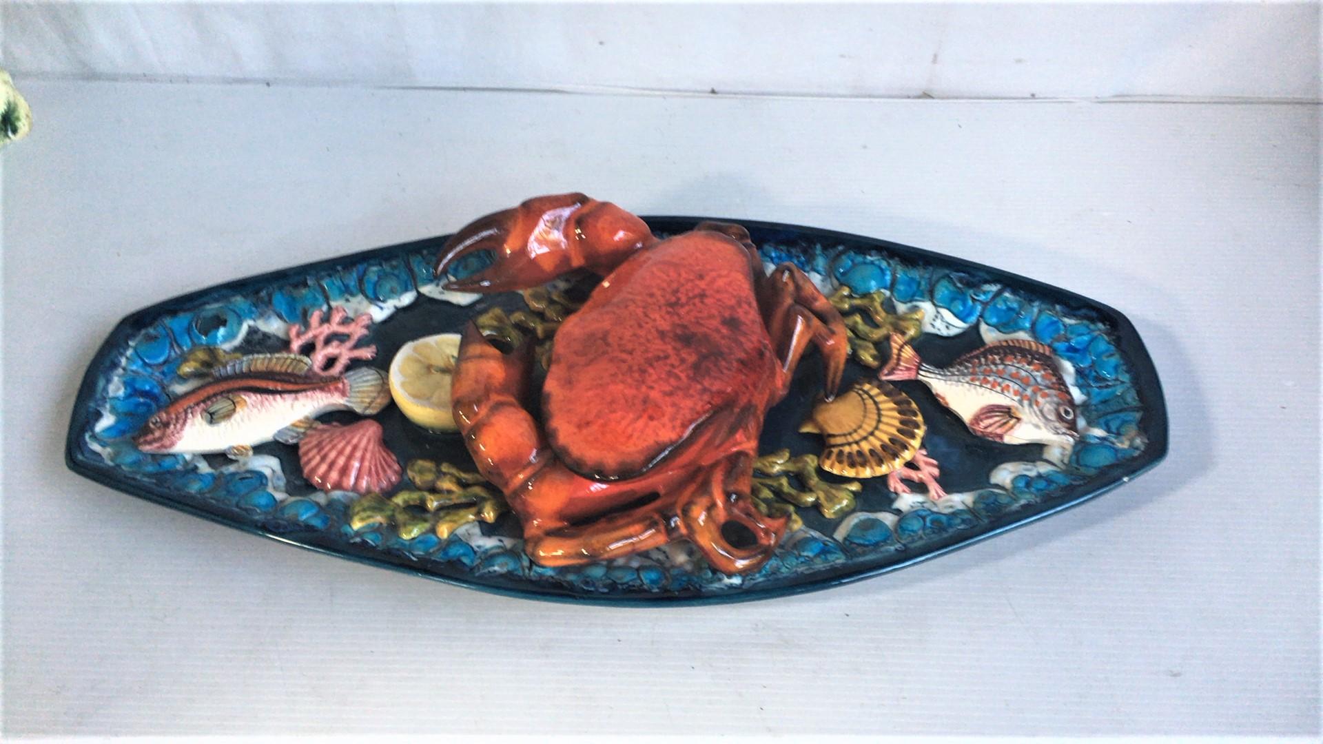 Milieu du XXe siècle Grand plateau mural ovale en majolique Palissy représentant un crabe et des poissons, Vallauris, vers 1950 en vente