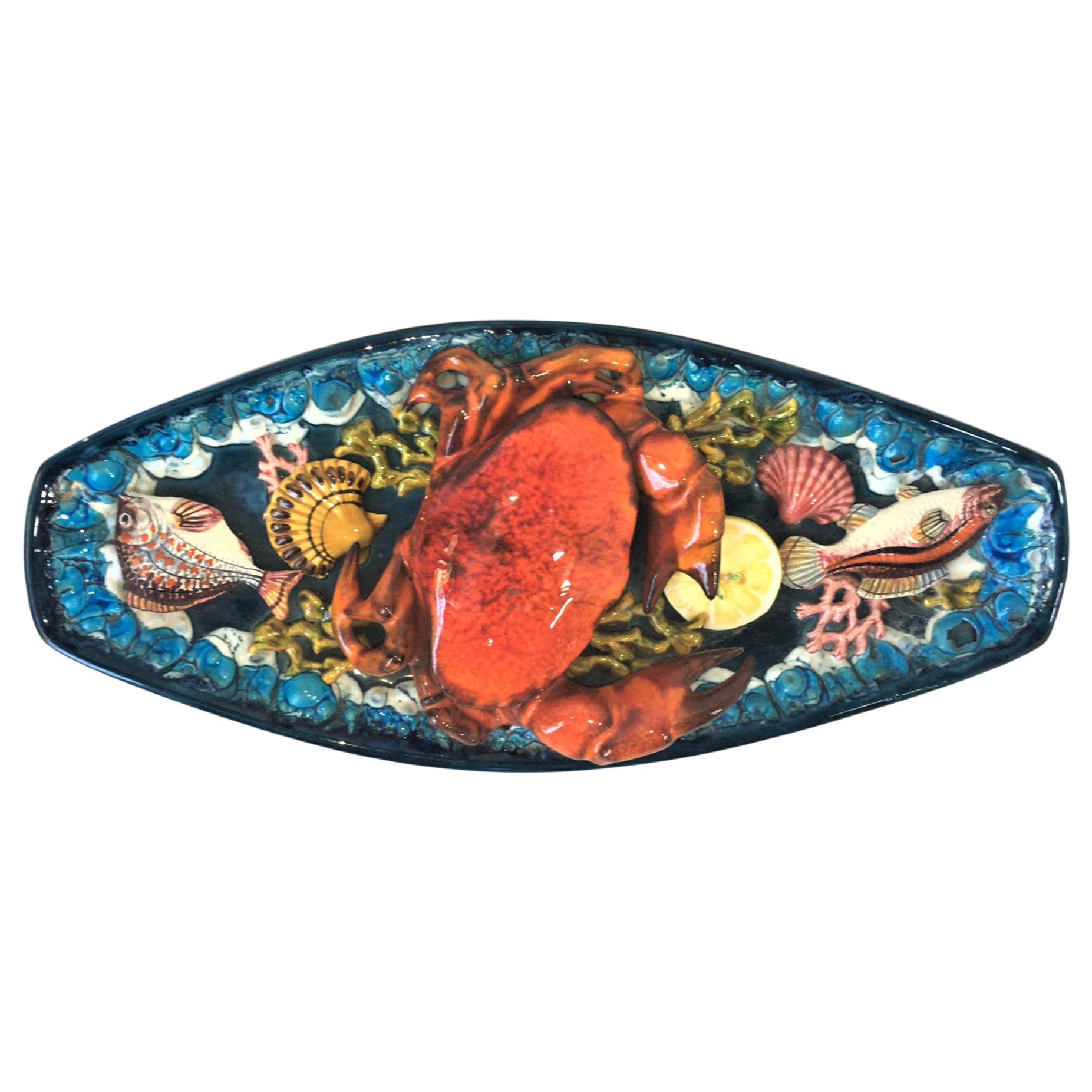 Grand plat ovale en majolique Palissy représentant des poissons et des homards et Vallauris, vers 1950 en vente 3