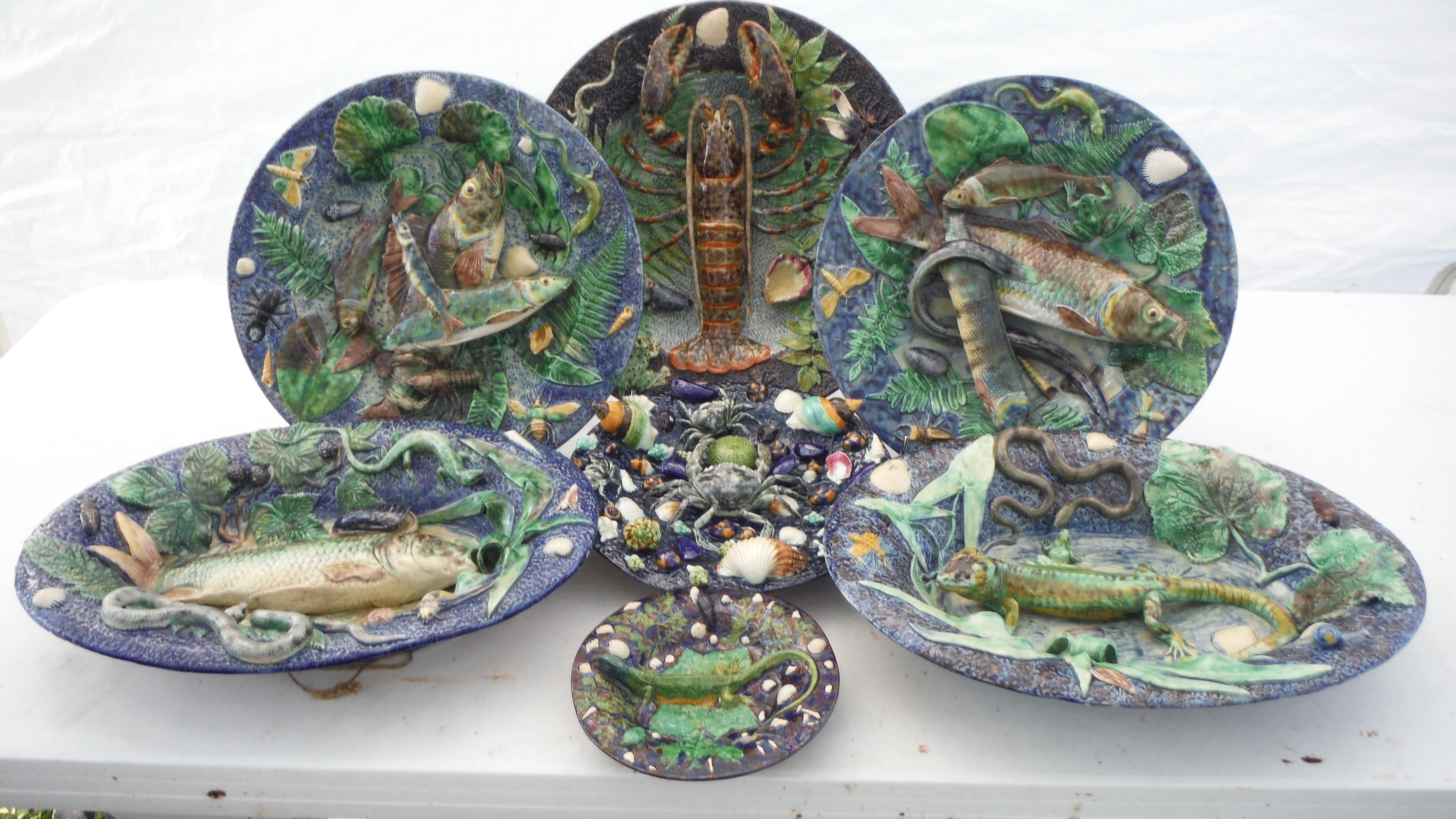 Milieu du XXe siècle Grand plat ovale en majolique Palissy représentant des poissons et des homards et Vallauris, vers 1950 en vente