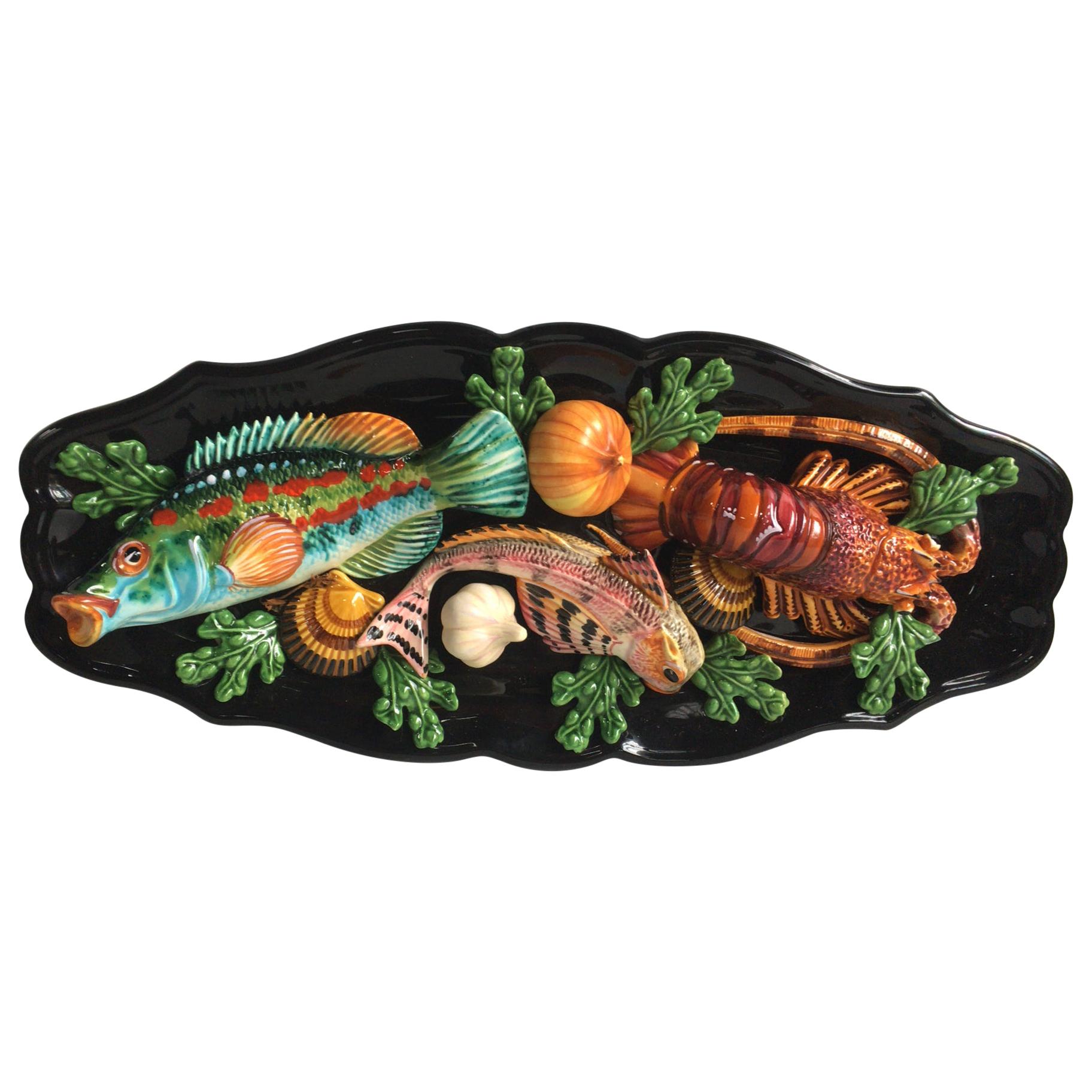 Grand plat ovale en majolique Palissy représentant des poissons et des homards et Vallauris, vers 1950 en vente 1