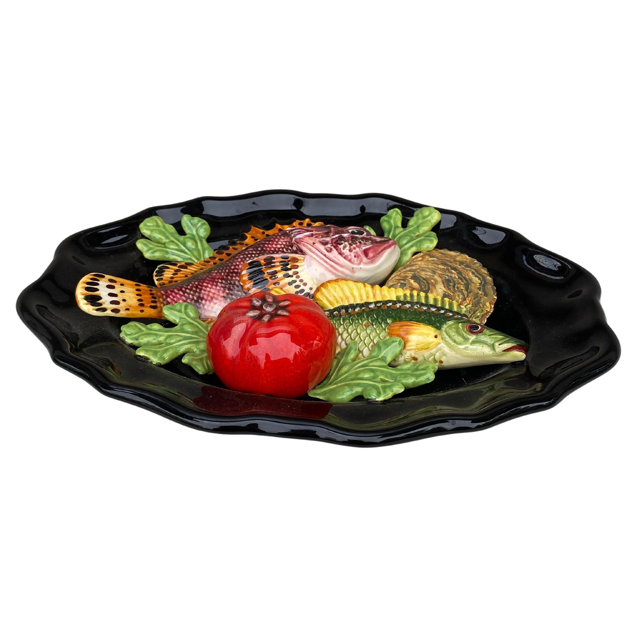 French val Majolica Palissy wall platter Vallauris, circa 1950.
2 fishes , tomato ,oyster, seaweeds
From Provence.
Length / 11.8 by 8.5 inches, height / 2.3 inches.
 
