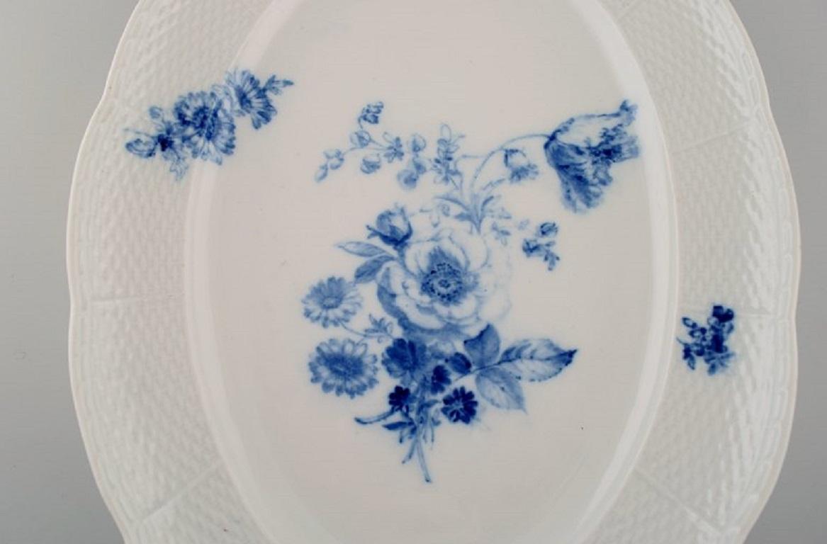 Large oval Meissen dish in hand-painted porcelain. 
Blue flowers and butterflies. Late 19th century.
Measures: 38.5 x 28 x 5.5 cm.
In excellent condition.
Stamped.
3rd factory quality.