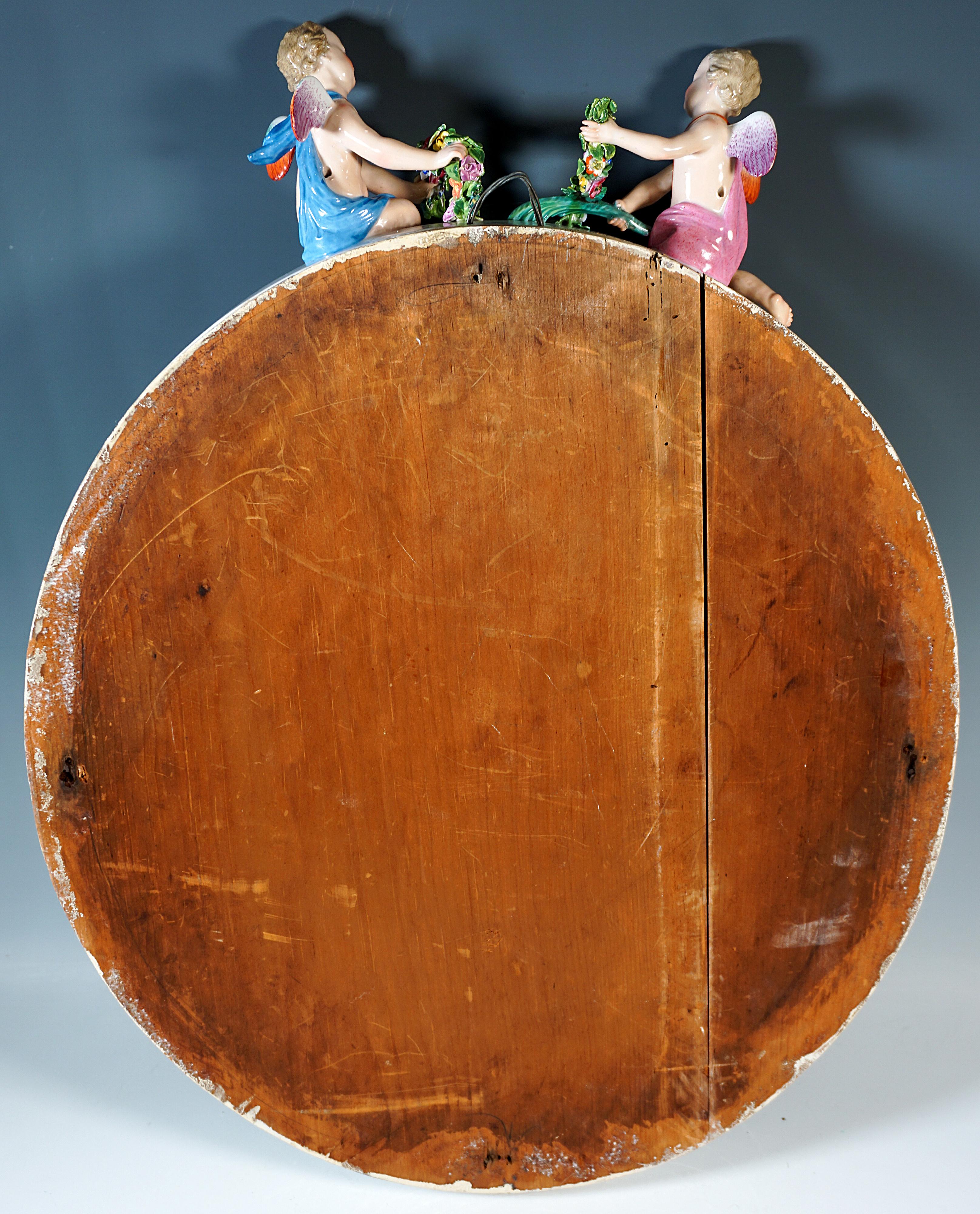 Großer ovaler Meißner Wandspiegel mit geflügelten Amoretten gekrönt, Leuteritz, ca. 1860 (Mittleres 19. Jahrhundert) im Angebot