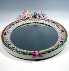 Gran espejo de pared ovalado de Meissen coronado con cupidos alados, Leuteritz, ca.1860 B