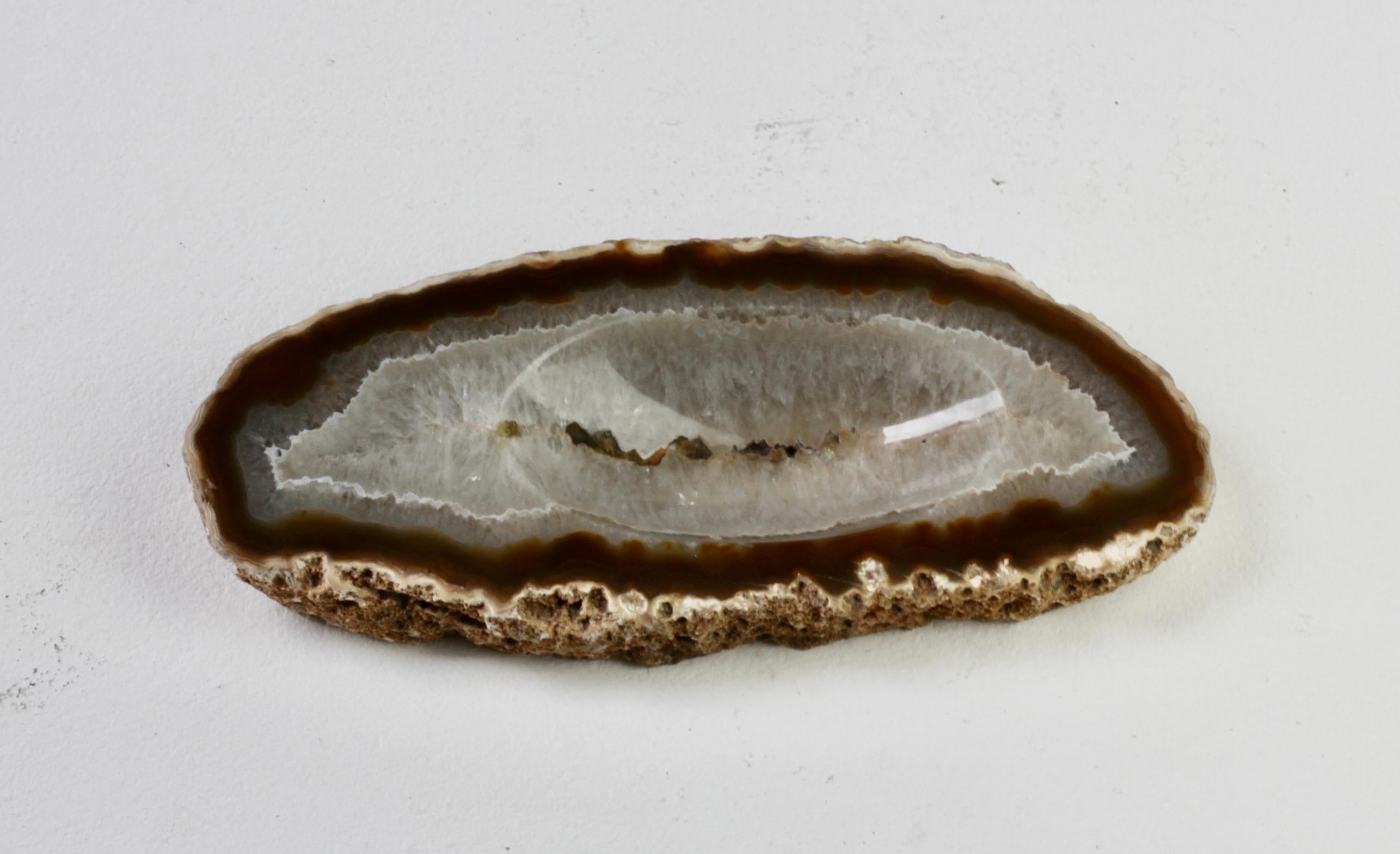 Große ovale Mitte des Jahrhunderts geschnitzt Brown Crystal Achat Stone Organic Dish Vide-Poche im Angebot 2