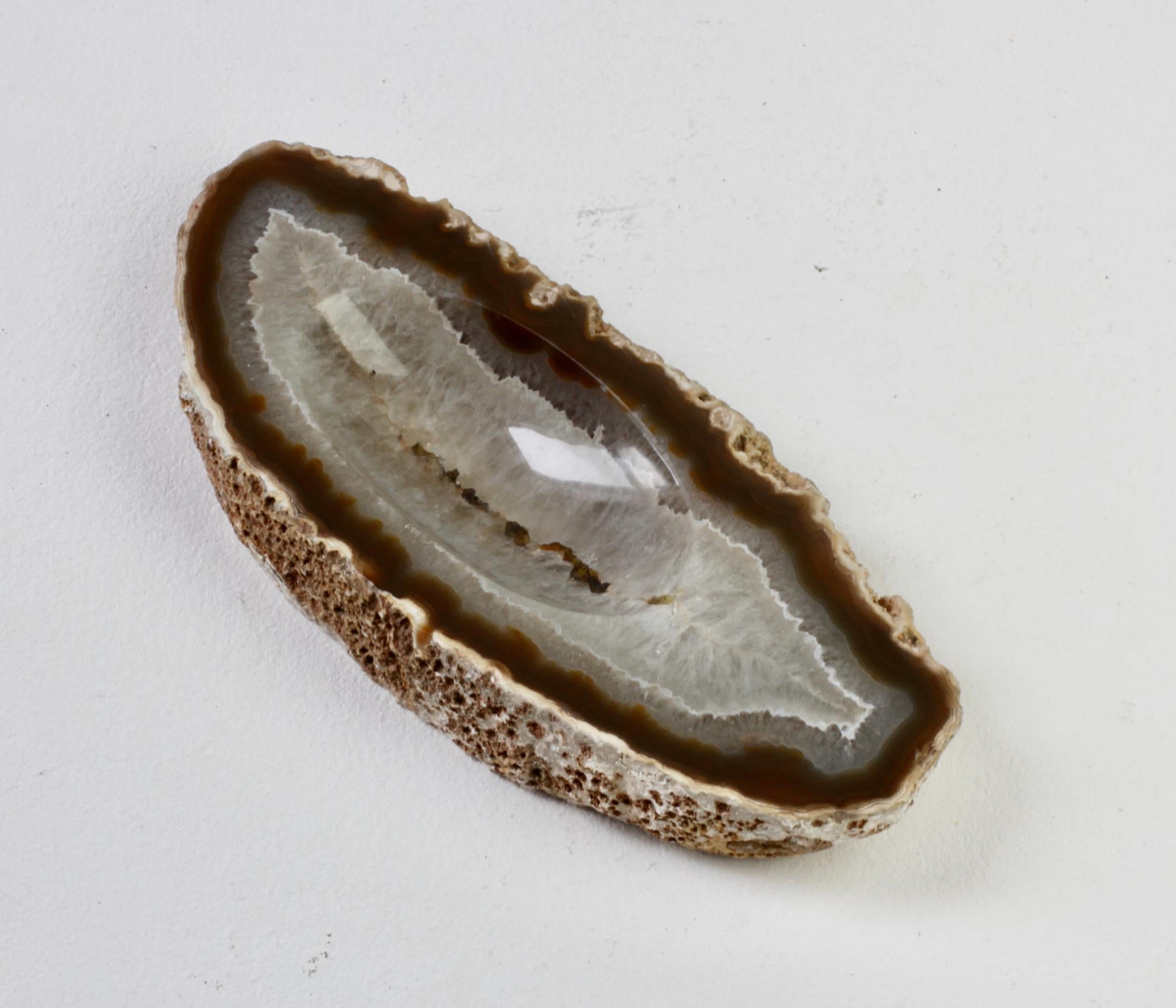 Große ovale Mitte des Jahrhunderts geschnitzt Brown Crystal Achat Stone Organic Dish Vide-Poche im Angebot 3