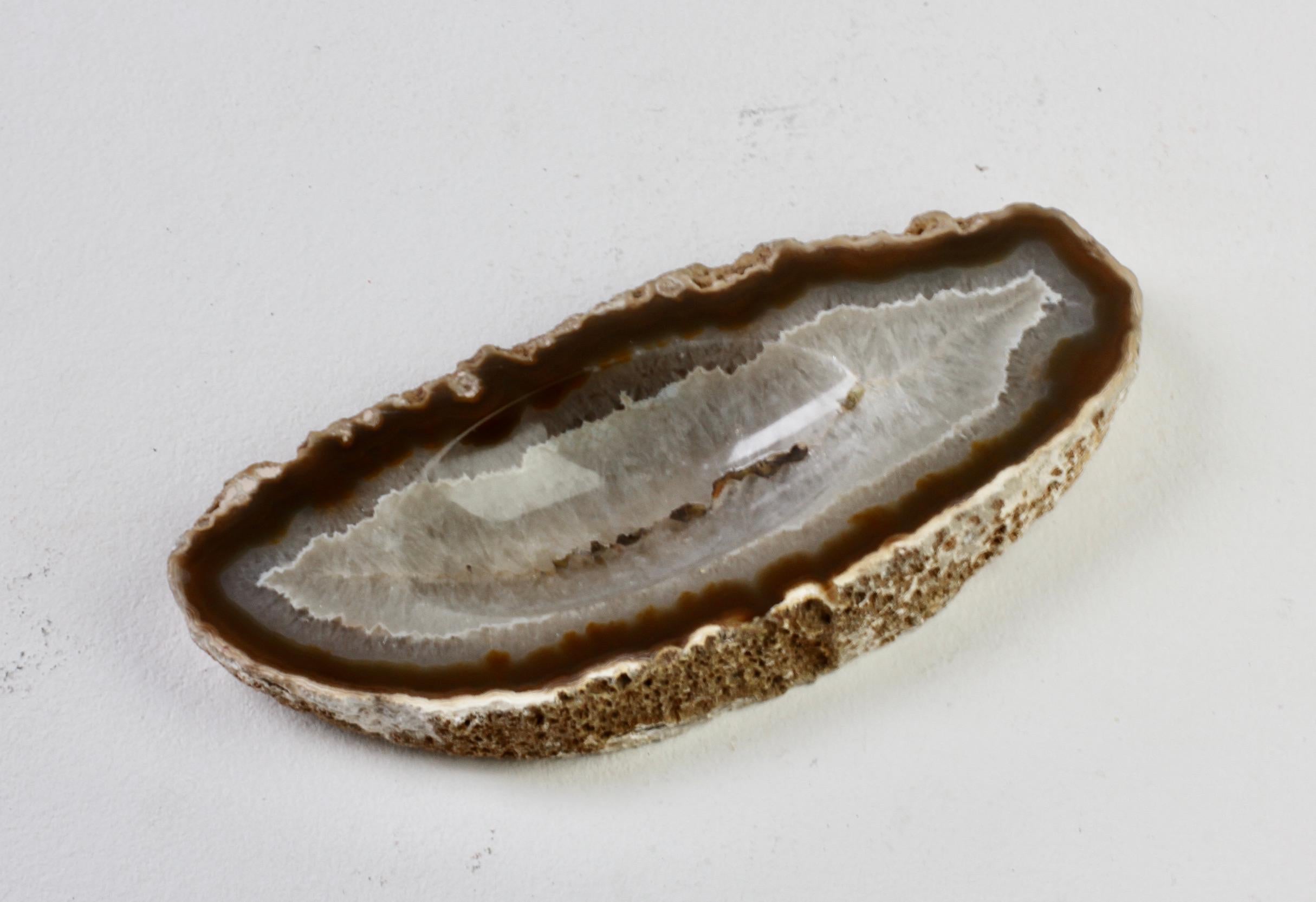 Große ovale Mitte des Jahrhunderts geschnitzt Brown Crystal Achat Stone Organic Dish Vide-Poche im Angebot 7