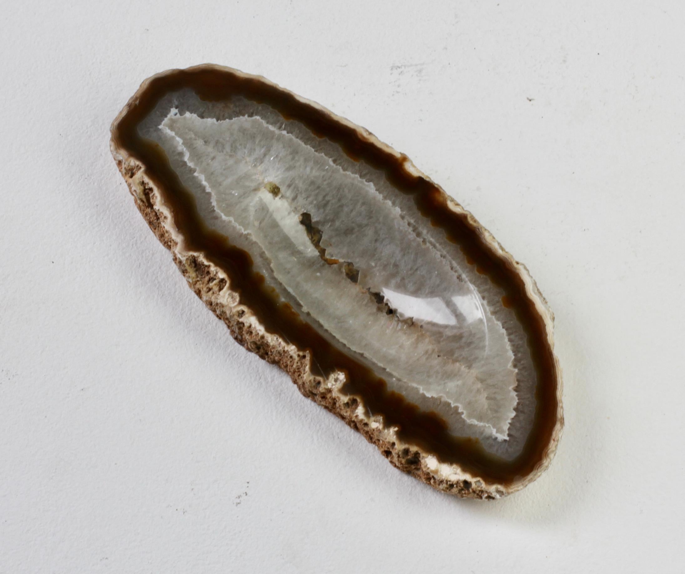 Große ovale Mitte des Jahrhunderts geschnitzt Brown Crystal Achat Stone Organic Dish Vide-Poche im Angebot 9