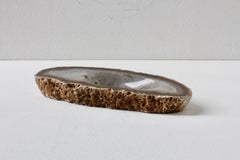 Gran plato oval de mediados de siglo tallado en cristal marrón de ágata y piedra orgánica Vide-Poche