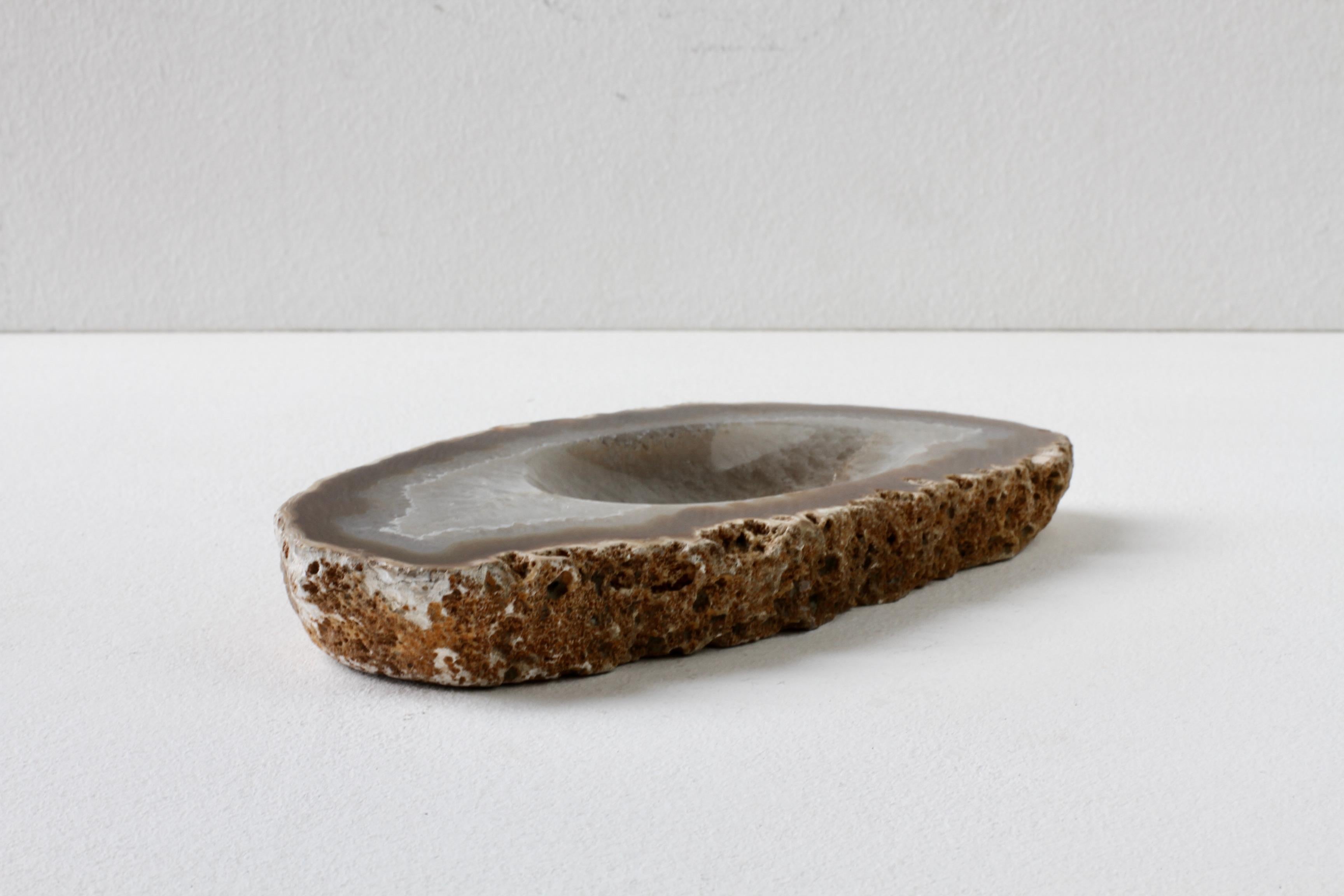 Große ovale Mitte des Jahrhunderts geschnitzt Brown Crystal Achat Stone Organic Dish Vide-Poche (Organische Moderne) im Angebot