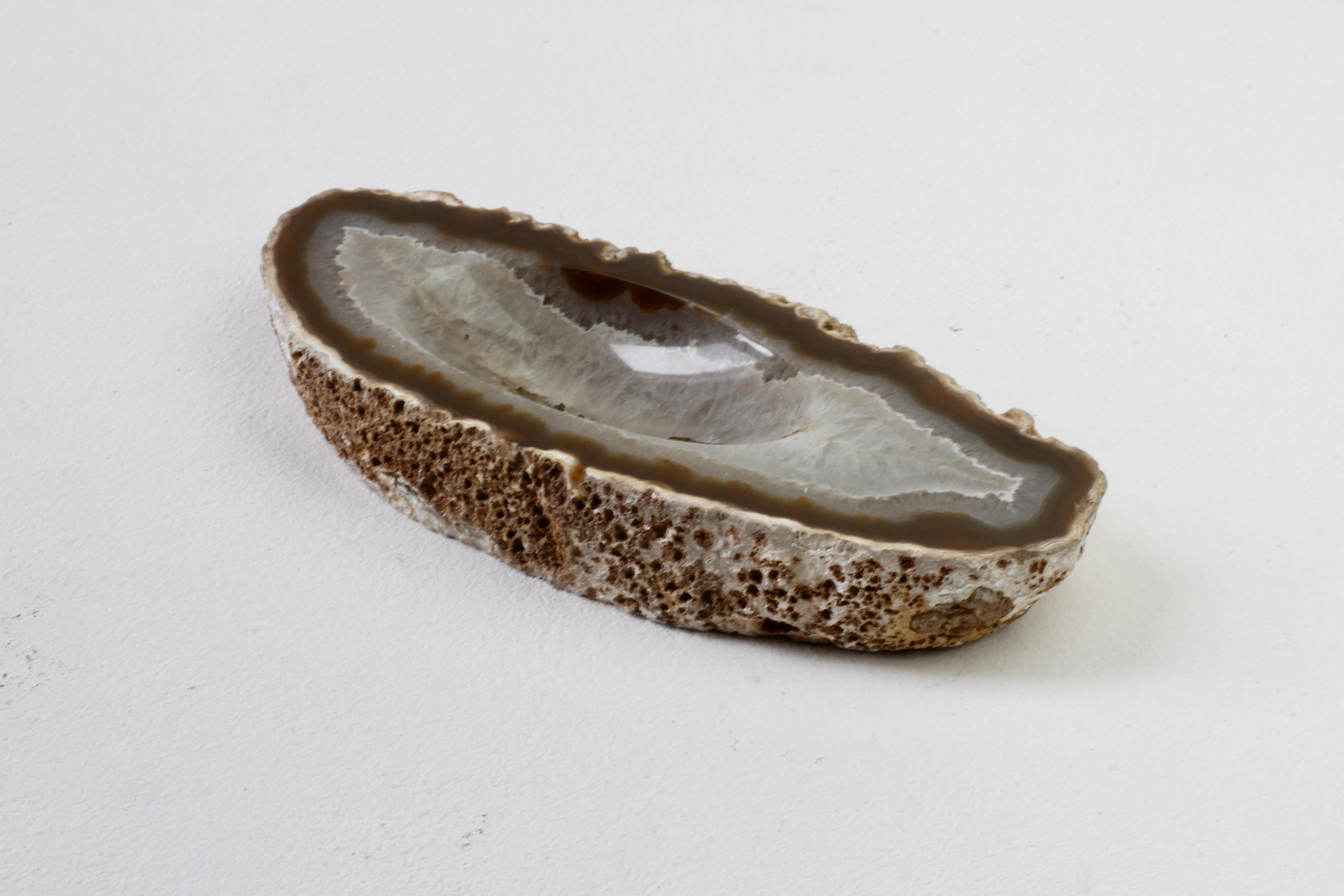 Große ovale Mitte des Jahrhunderts geschnitzt Brown Crystal Achat Stone Organic Dish Vide-Poche (Brasilianisch) im Angebot