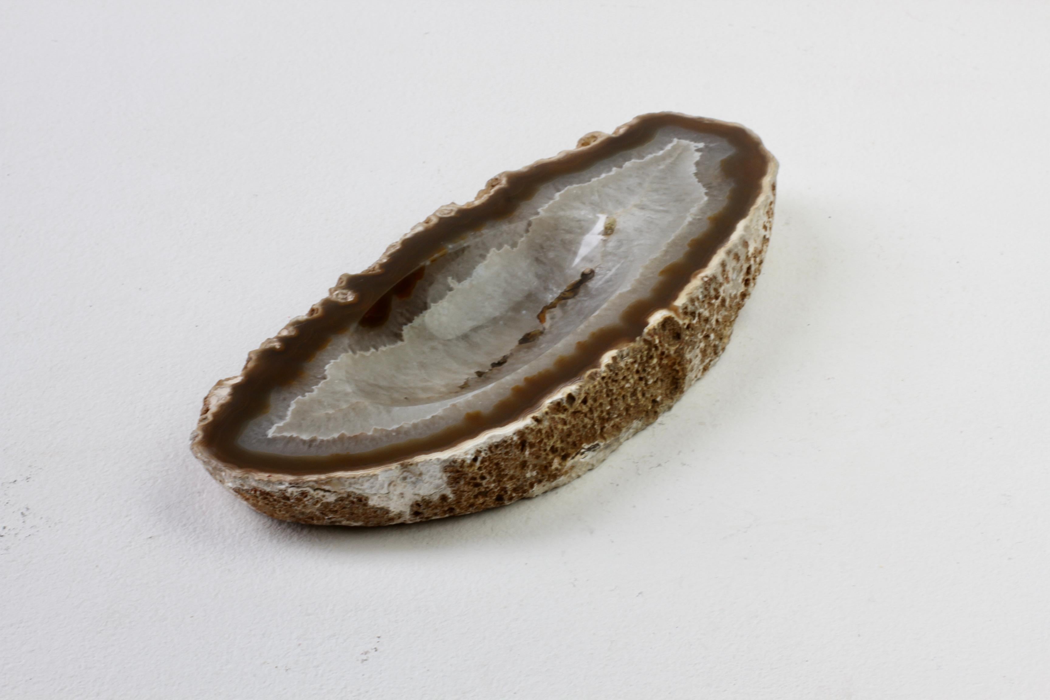 Große ovale Mitte des Jahrhunderts geschnitzt Brown Crystal Achat Stone Organic Dish Vide-Poche (Geschnitzt) im Angebot