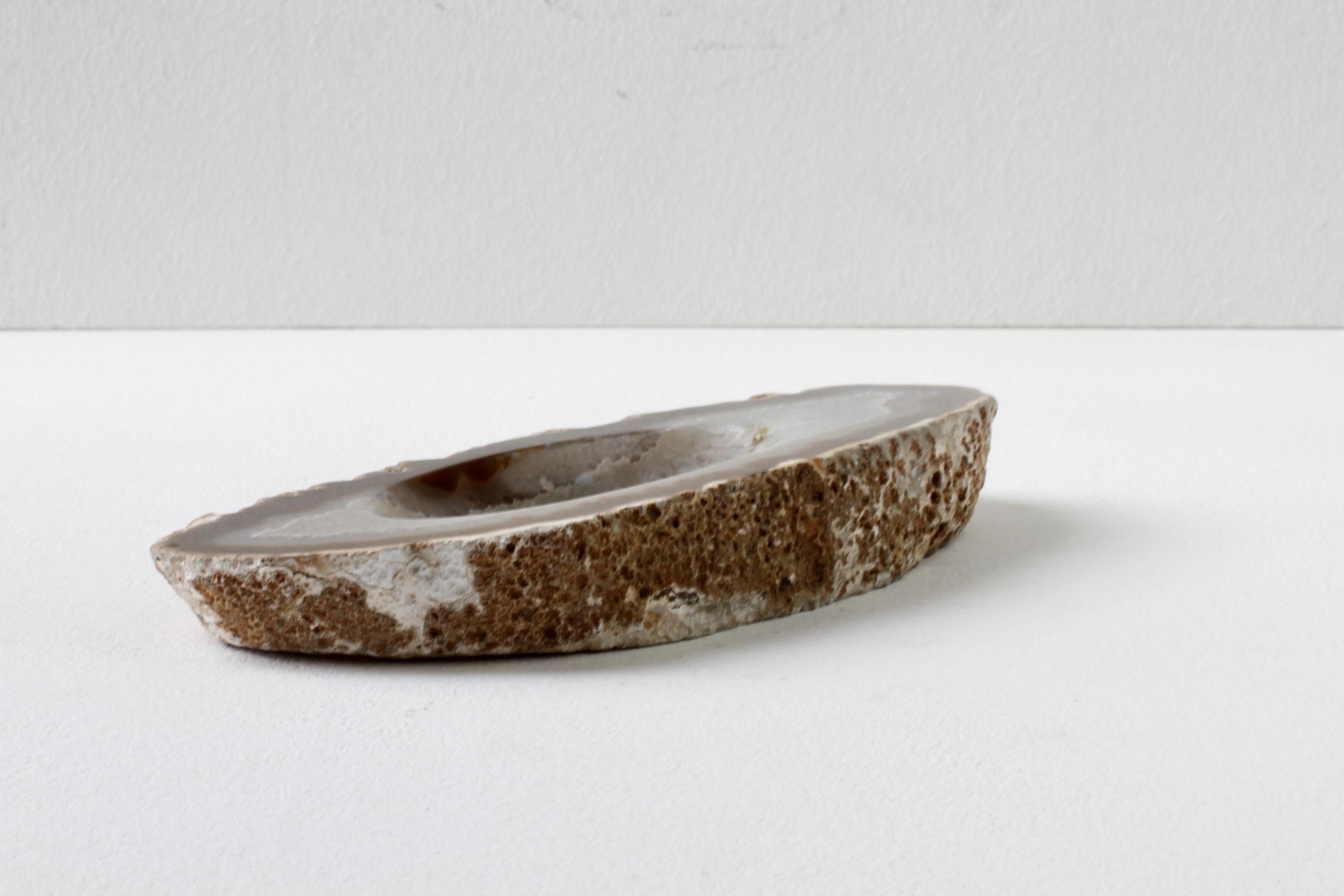 Große ovale Mitte des Jahrhunderts geschnitzt Brown Crystal Achat Stone Organic Dish Vide-Poche (Ende des 20. Jahrhunderts) im Angebot