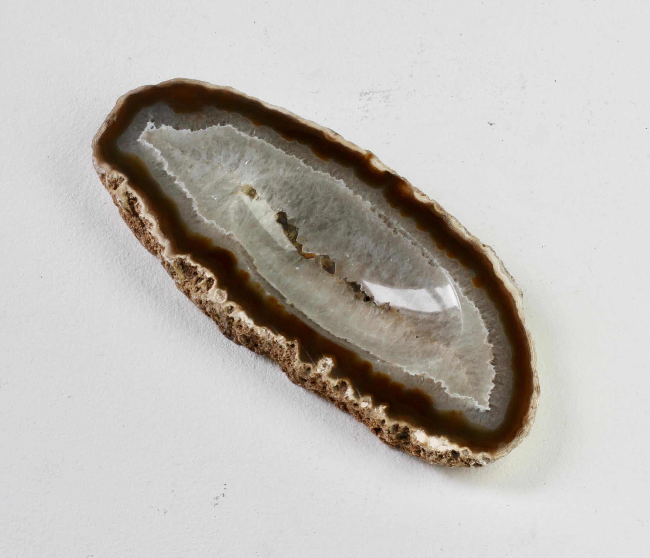 Große ovale Mitte des Jahrhunderts geschnitzt Brown Crystal Achat Stone Organic Dish Vide-Poche im Angebot 1