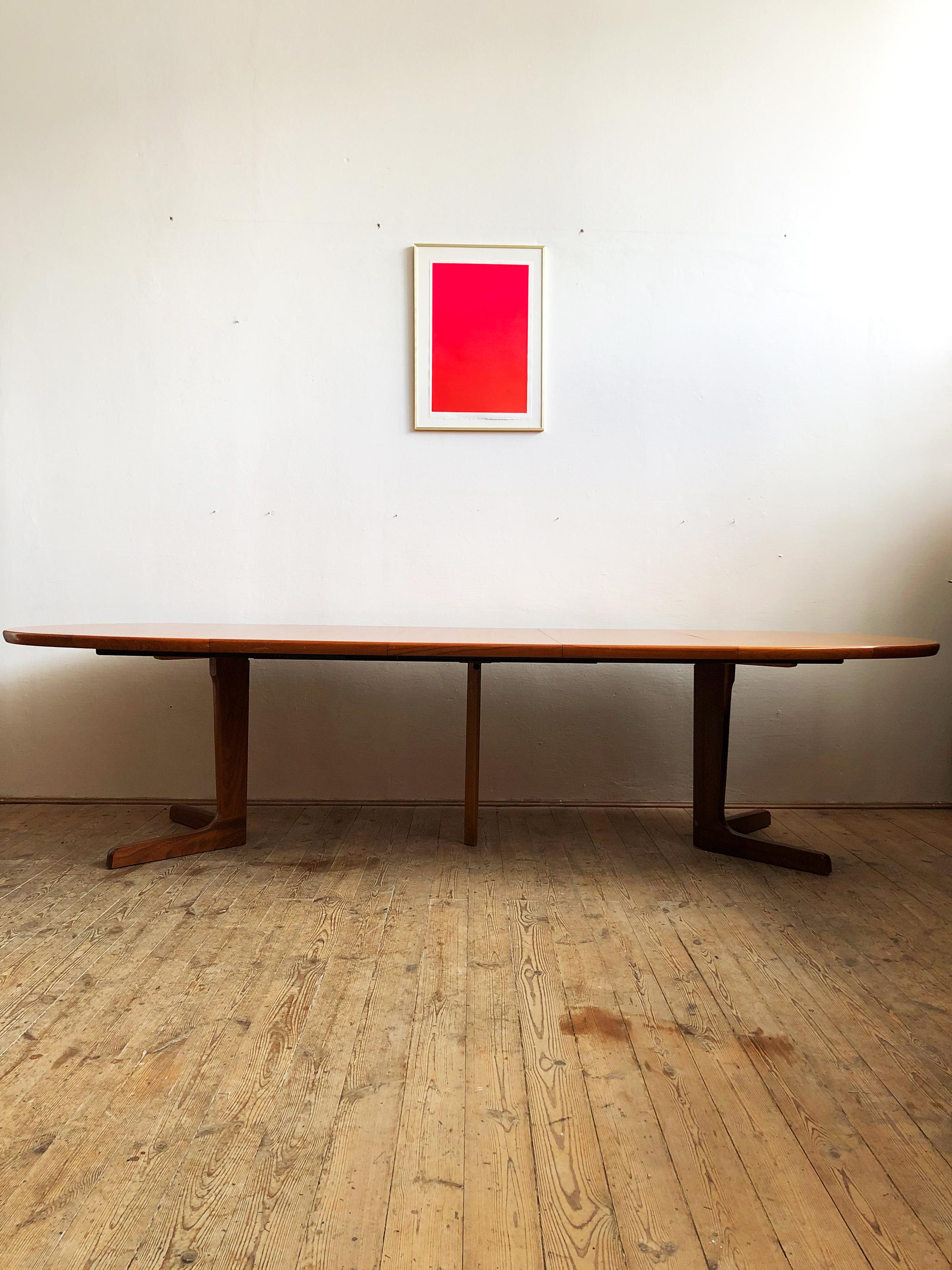Mid-20th Century Large oval Mid-Century Modern Extendable Teak Dining Table, 1960s