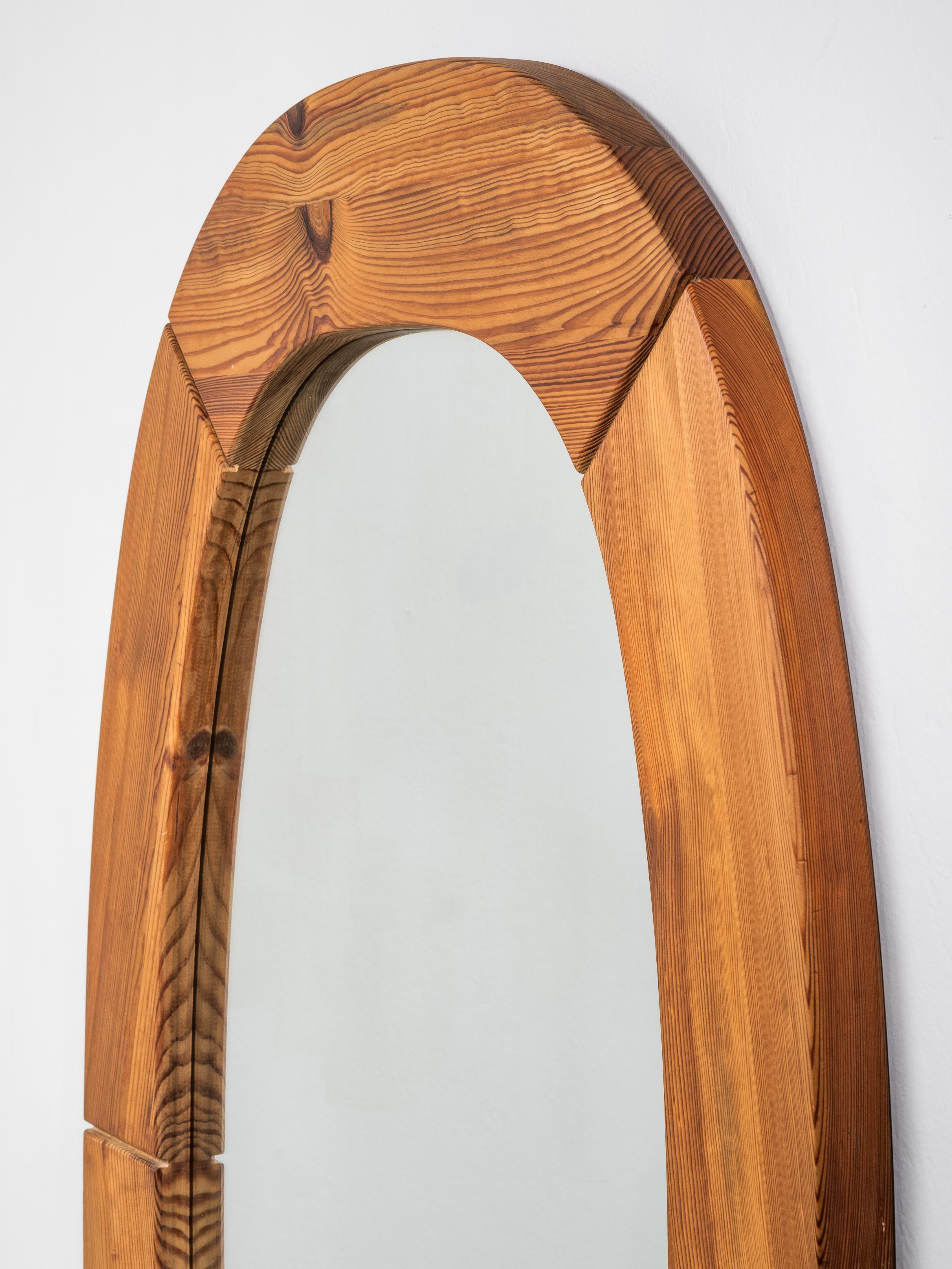 Grand miroir mural ovale en pin du milieu du siècle, Glas Mäster Markaryd, Suède, années 1970 Bon état - En vente à Karis, Nyland