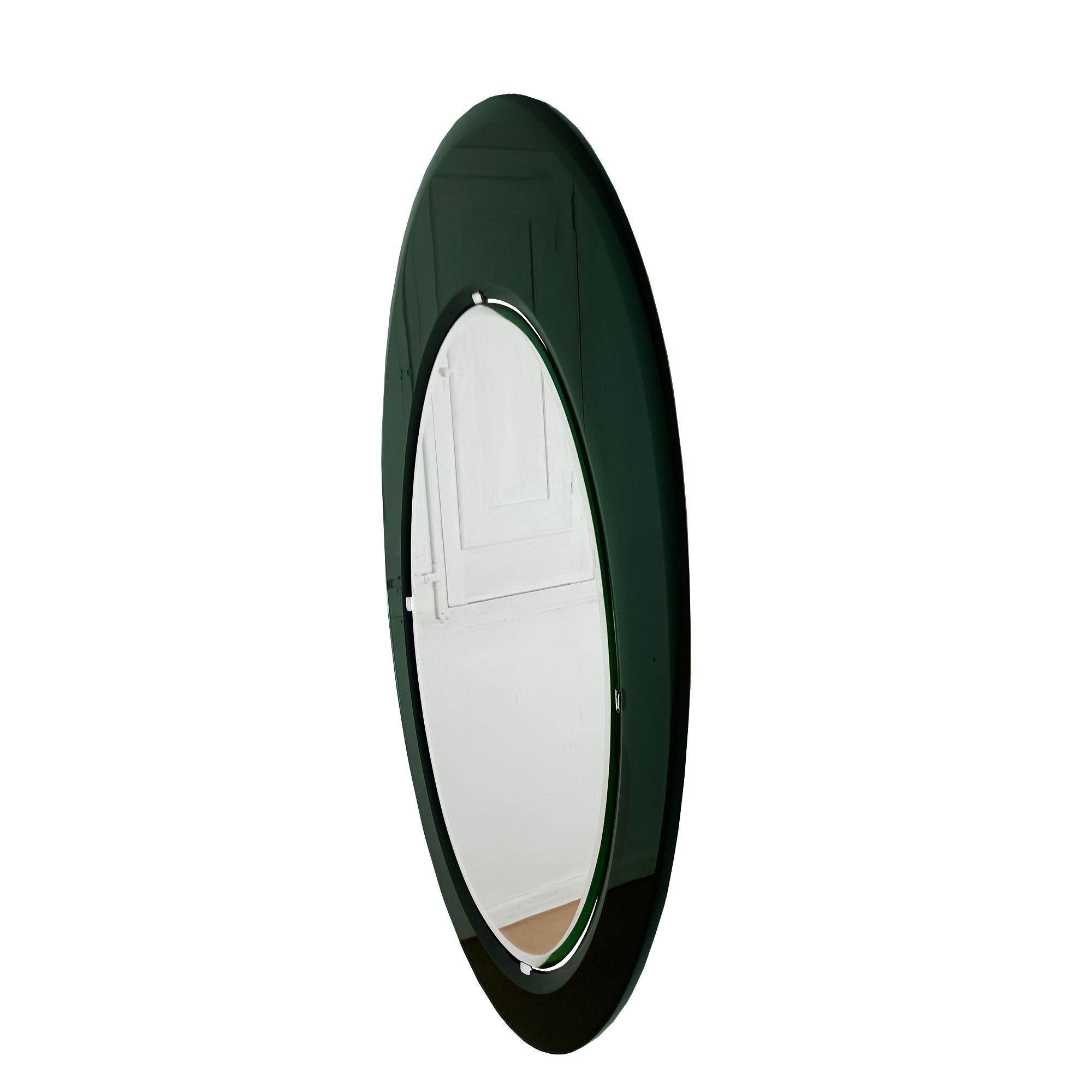 Spektakulärer großer ovaler Spiegel. Abgeschrägter Spiegel, montiert in einem asymmetrischen dunkelgrünen, innen und außen abgeschrägten Spiegelrahmen (ausgeklügeltes, abnehmbares Befestigungssystem). Sehr hohe handwerkliche Qualität.
Fontana Arte
