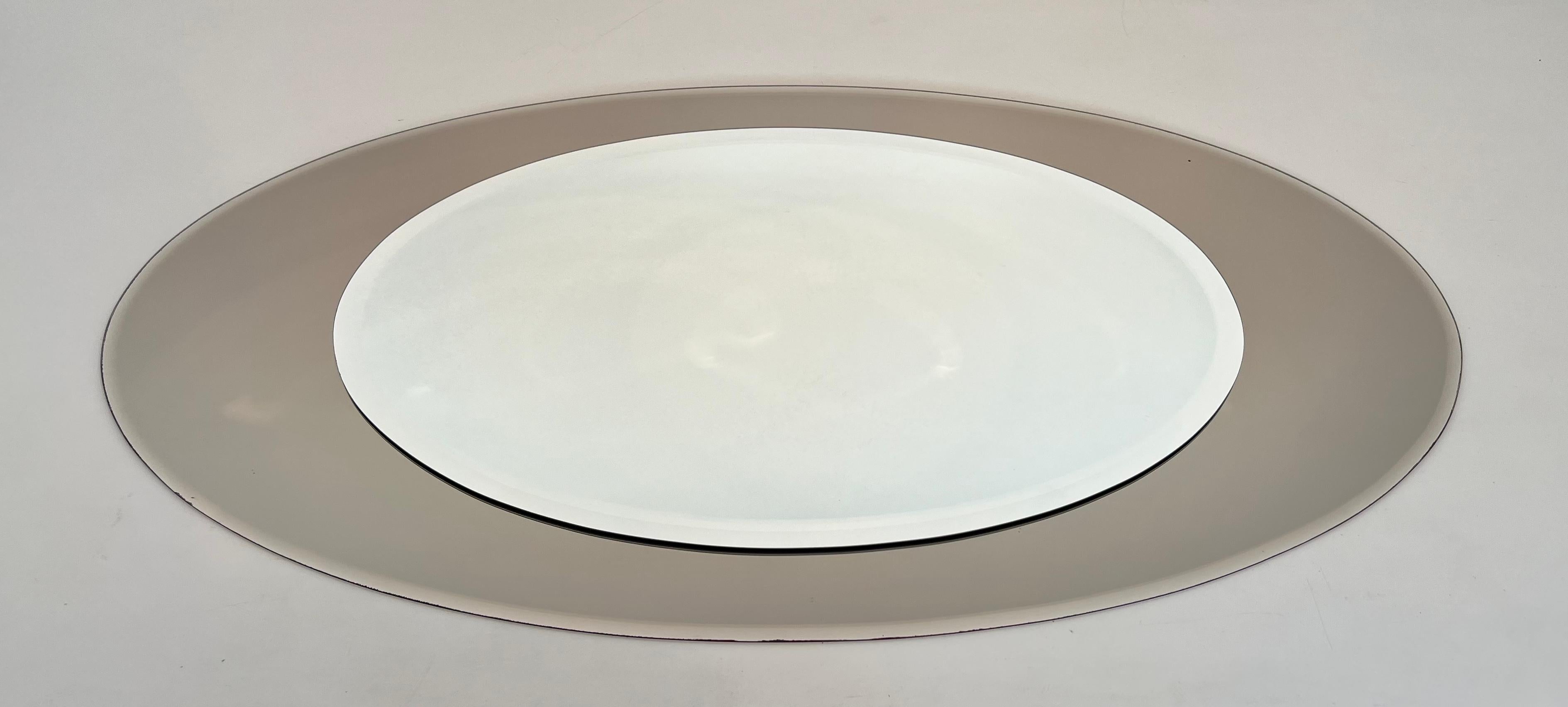 Gran espejo ovalado para colocar en horizontal. Obra italiana de Fontana Arte. Alrededor de 1970
