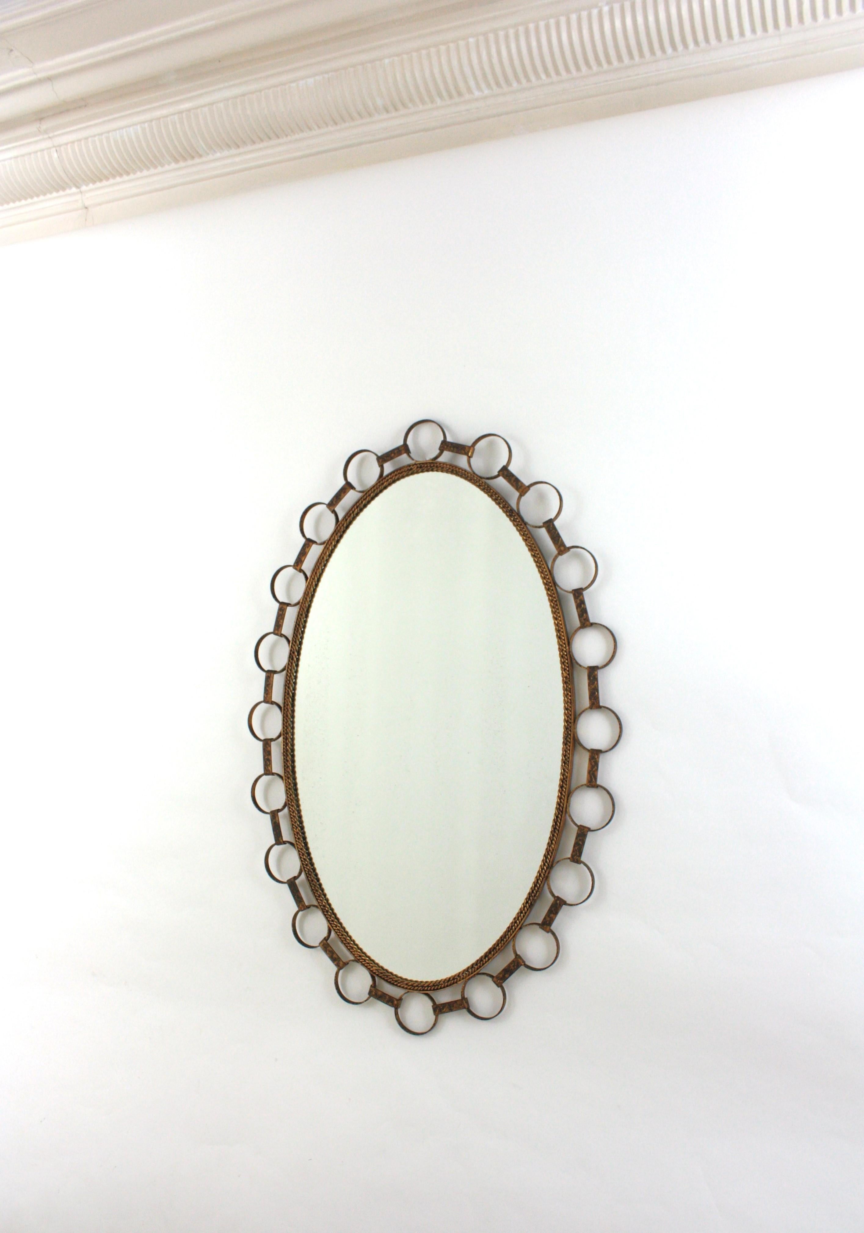 Grand miroir ovale en fer doré avec cadre à anneaux, Espagne 1950 en vente 2