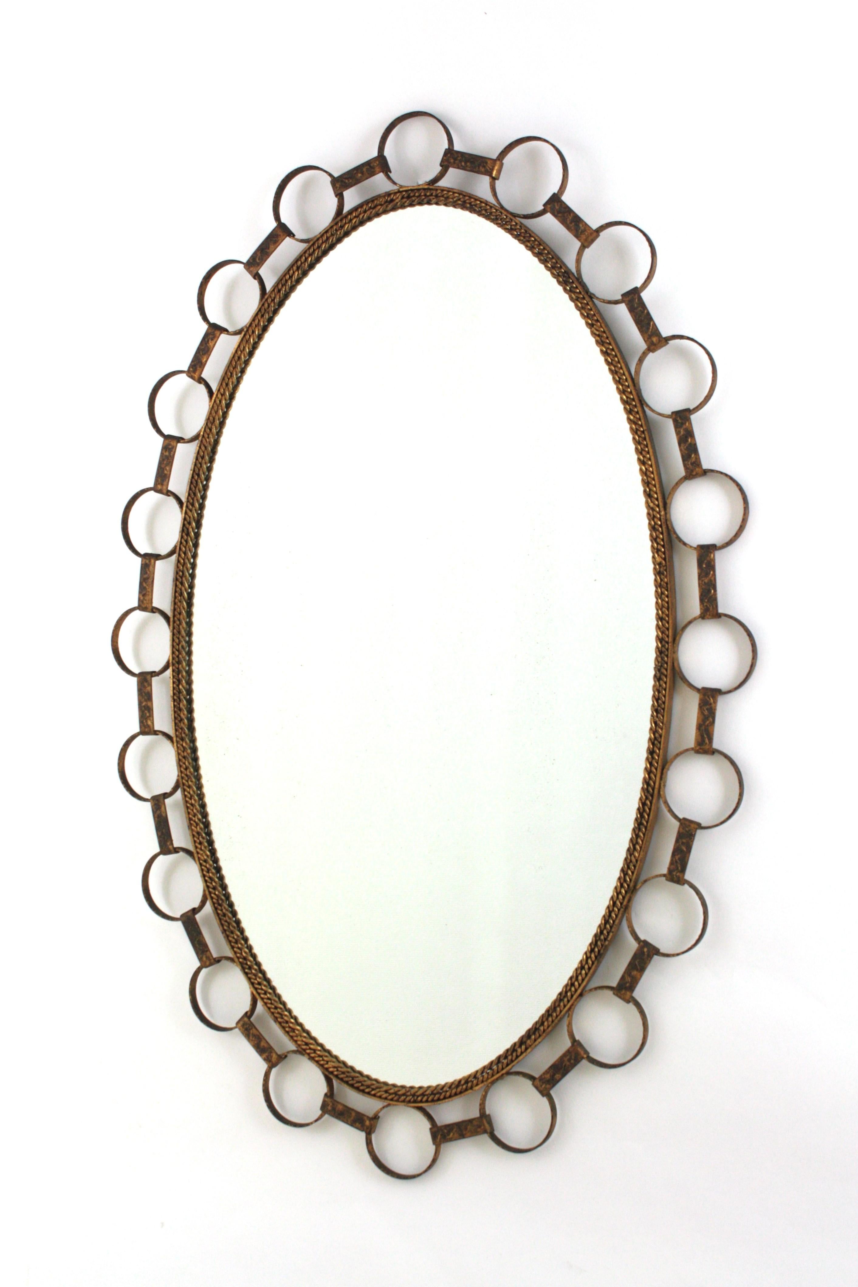 Grand miroir ovale en fer doré avec cadre à anneaux, Espagne 1950 en vente 3