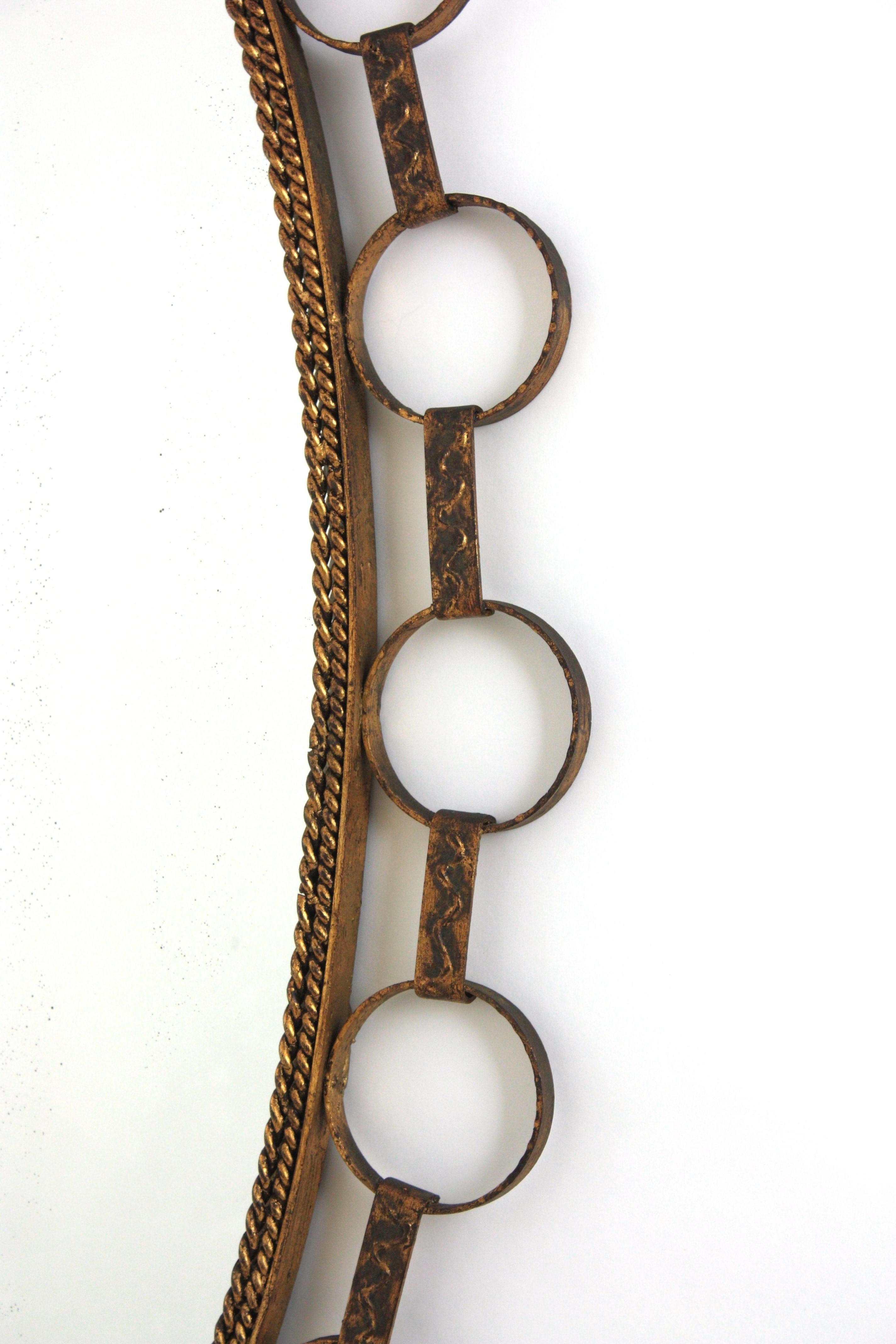 Grand miroir ovale en fer doré avec cadre à anneaux, Espagne 1950 en vente 4