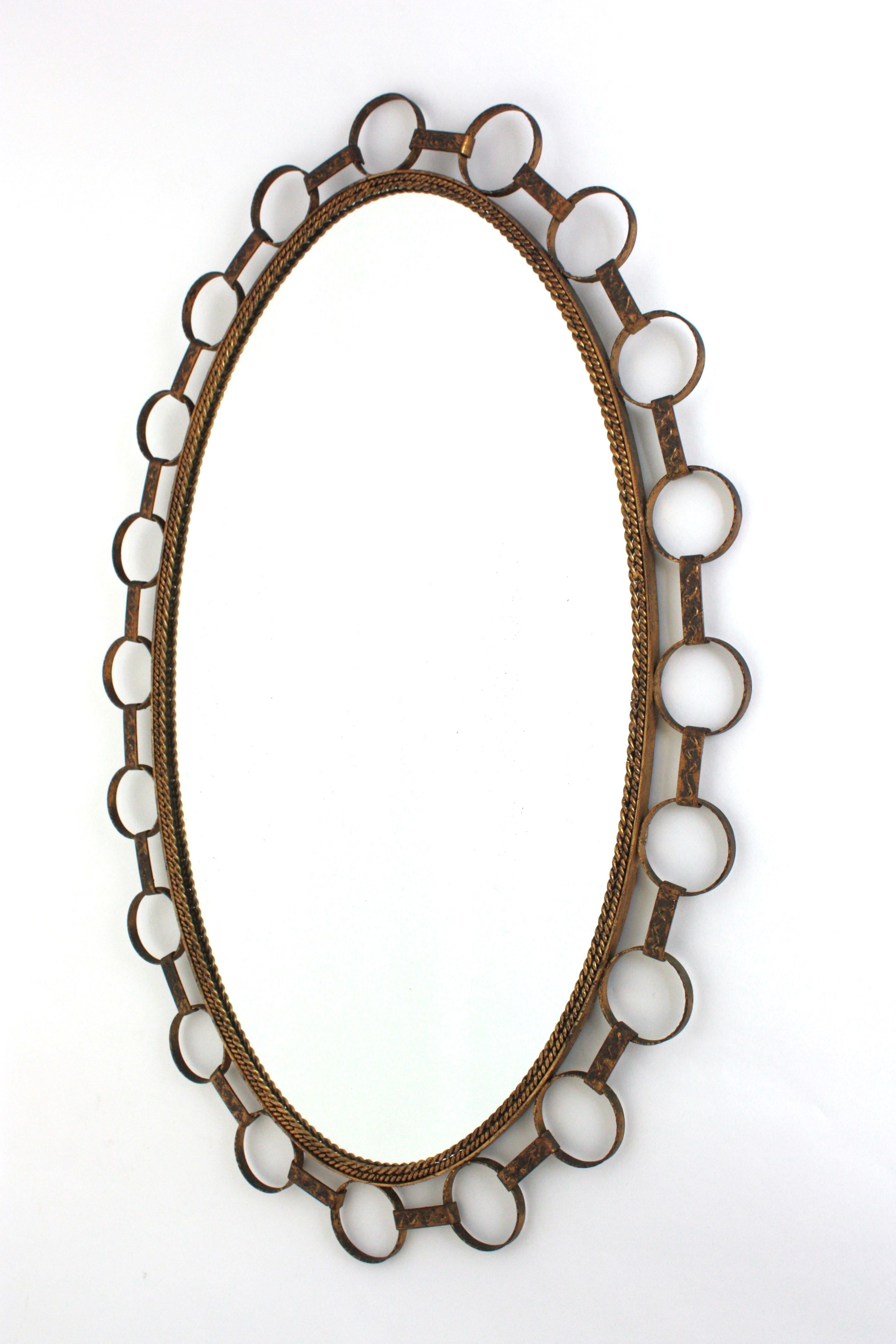 Grand miroir ovale en fer doré avec cadre à anneaux, Espagne 1950 en vente 5