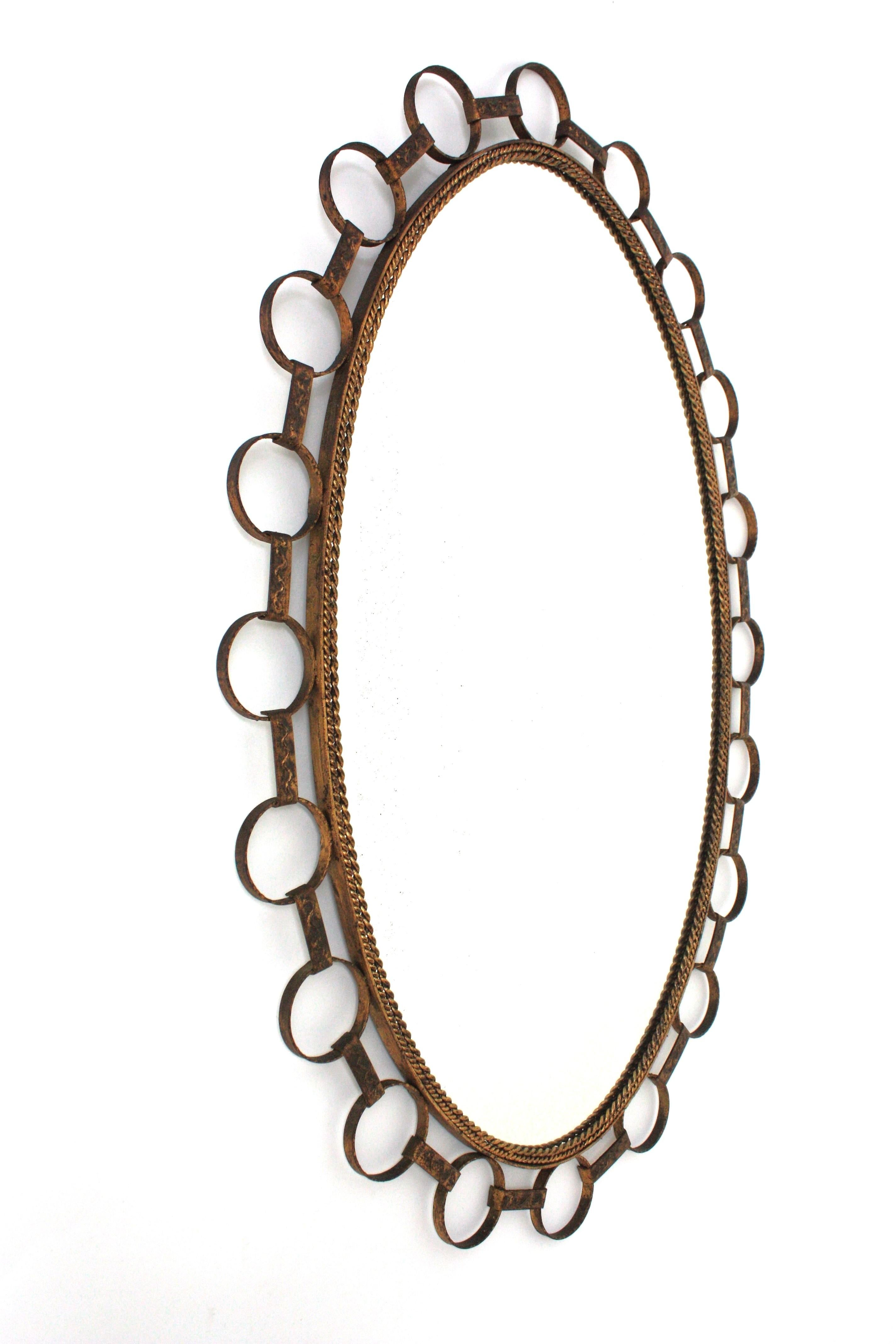 Espagnol Grand miroir ovale en fer doré avec cadre à anneaux, Espagne 1950 en vente