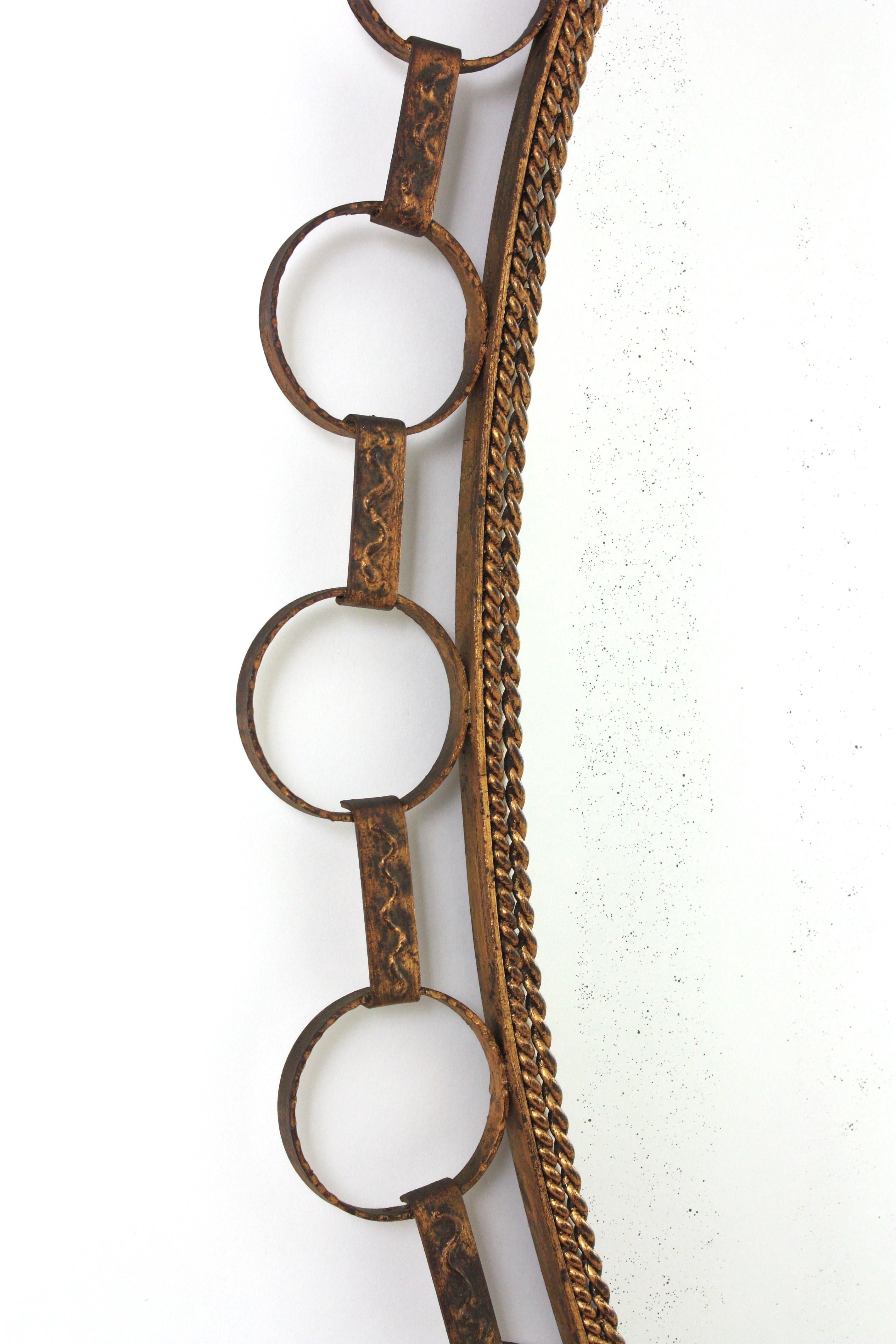 Fait main Grand miroir ovale en fer doré avec cadre à anneaux, Espagne 1950 en vente