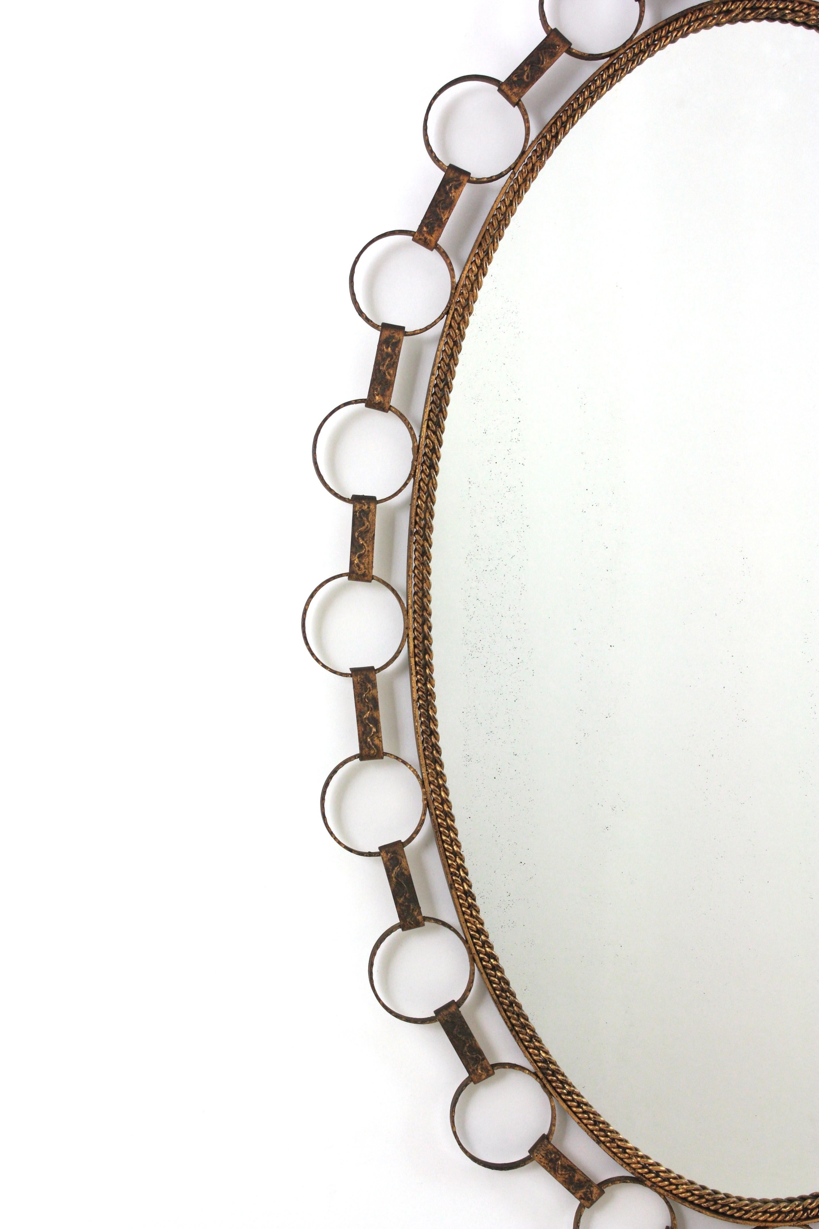 Grand miroir ovale en fer doré avec cadre à anneaux, Espagne 1950 Bon état - En vente à Barcelona, ES