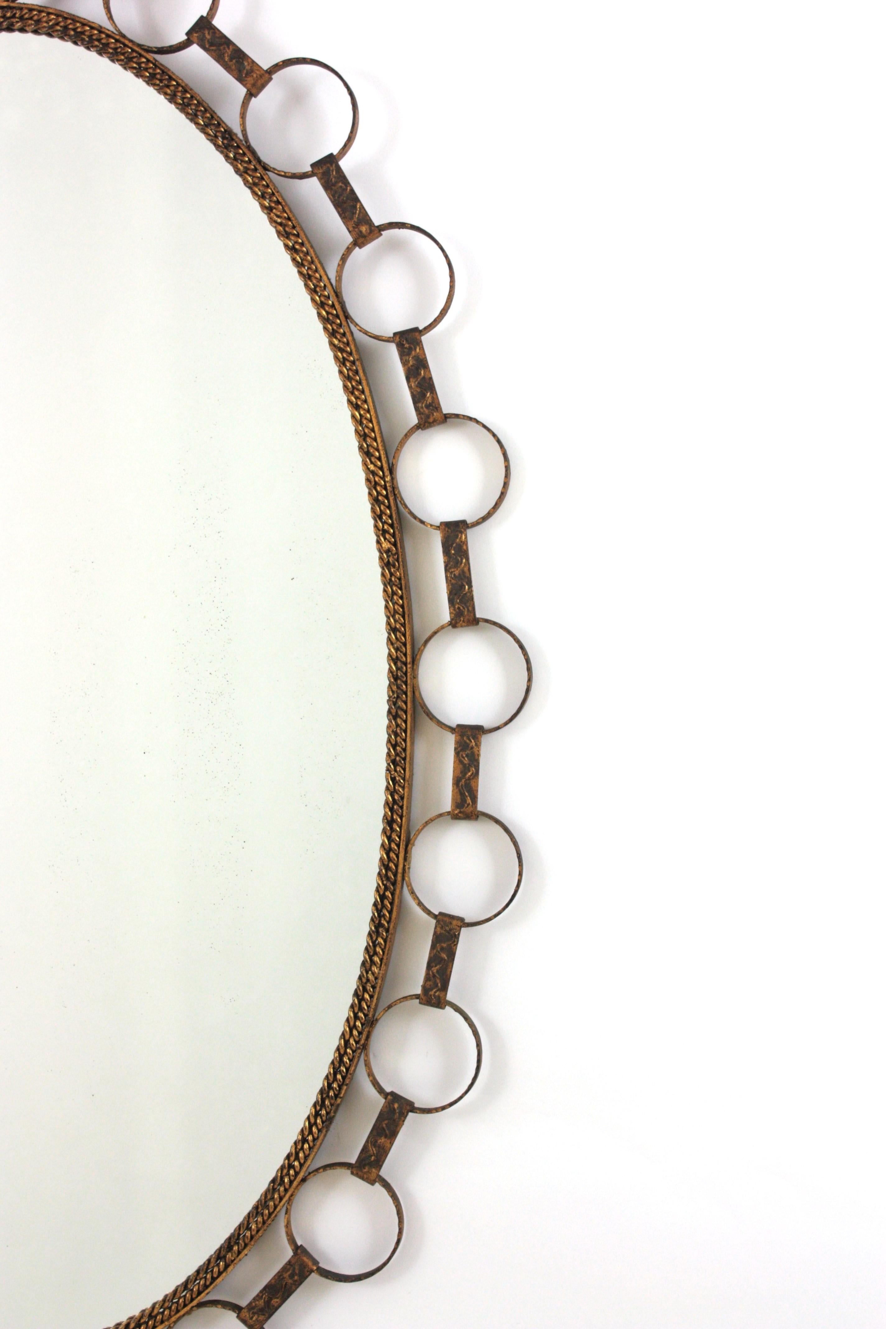 20ième siècle Grand miroir ovale en fer doré avec cadre à anneaux, Espagne 1950 en vente