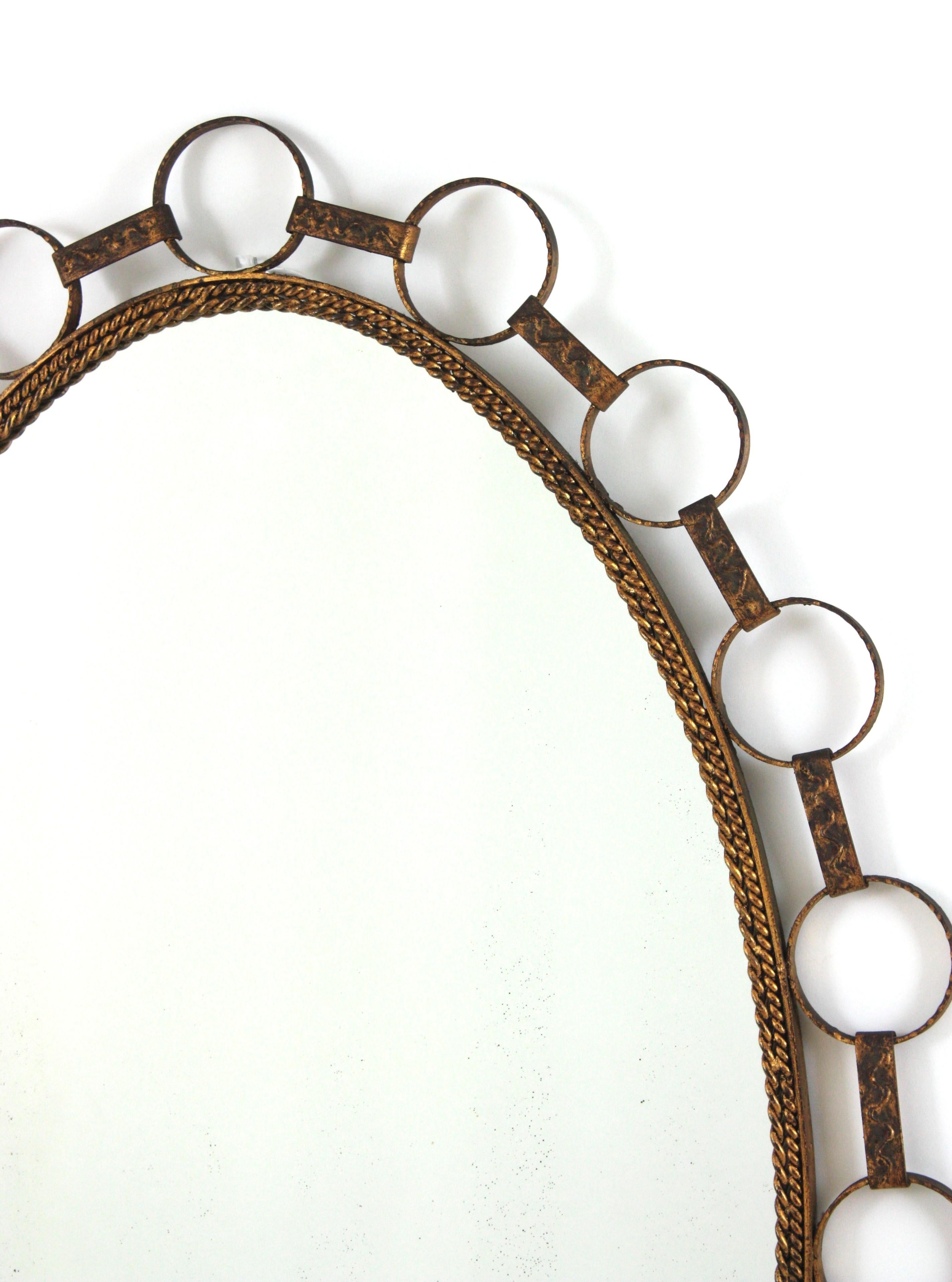 Grand miroir ovale en fer doré avec cadre à anneaux, Espagne 1950 en vente 1