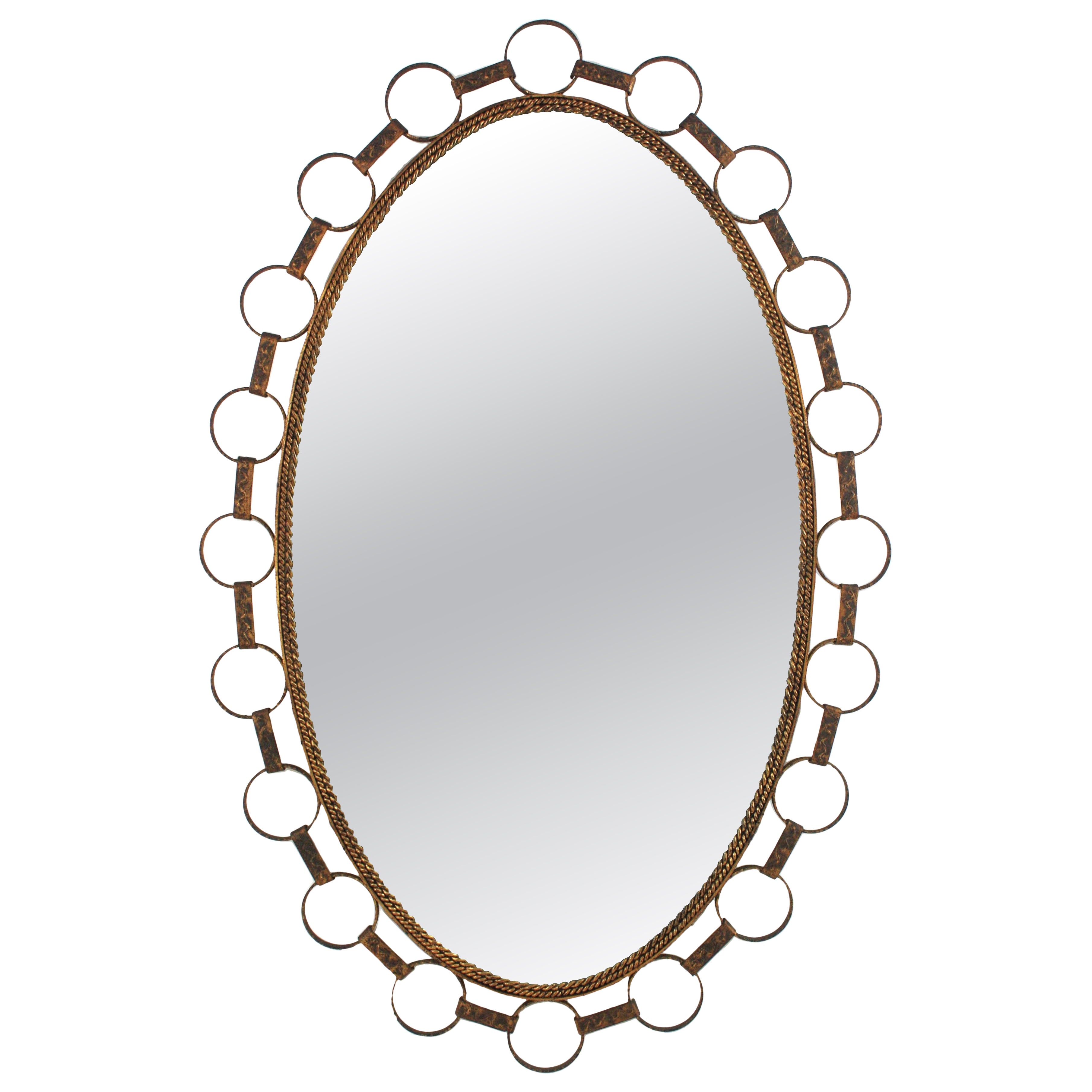 Grand miroir ovale en fer doré avec cadre à anneaux, Espagne 1950