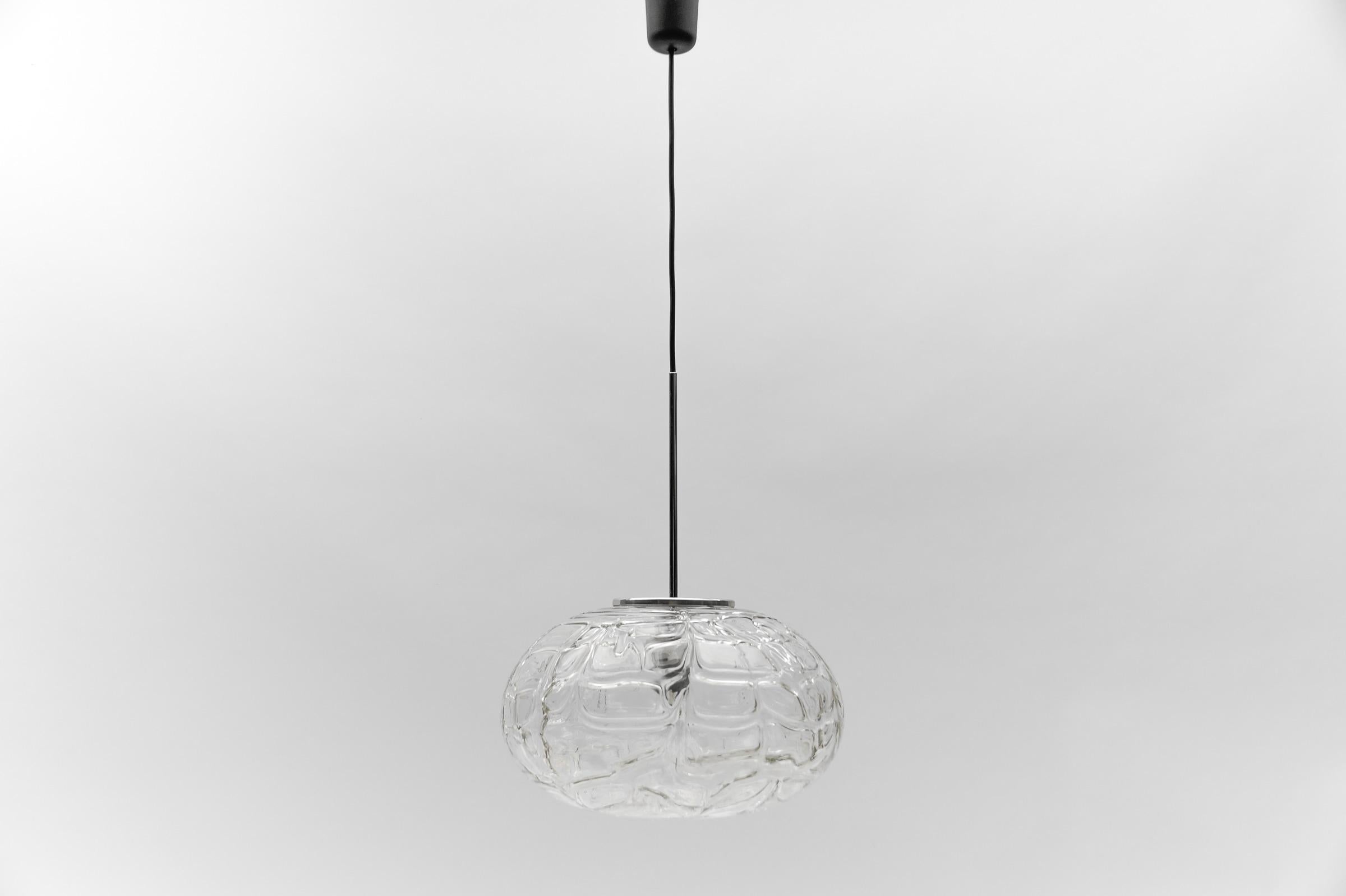 Große ovale Murano-Klarglas-Kugel-Hängeleuchte von Doria, 1960er Jahre Deutschland

Abmessungen
Durchmesser: 38 cm (14,96 Zoll)
Höhe: 95 cm (37.40 in.)

Eine E27-Fassung. Funktioniert mit 220V und 110V.

Unsere Lampen werden geprüft, gereinigt und
