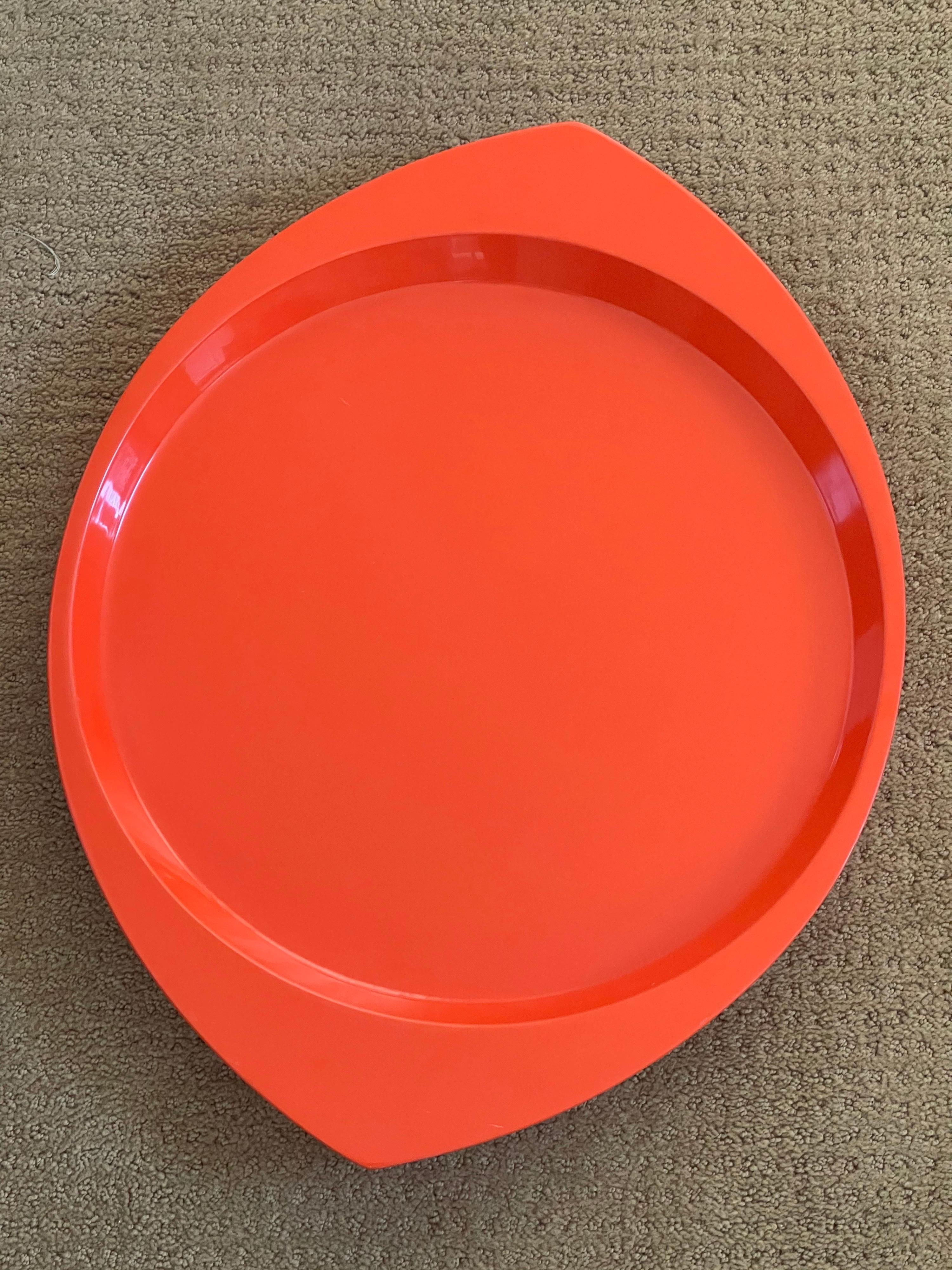 Large oval shaped orange lacquer tray by Jens Quistgaard for Dansk, circa 1950s (early production). Original condition with raised edges and elegant lines; the tray measures is 22