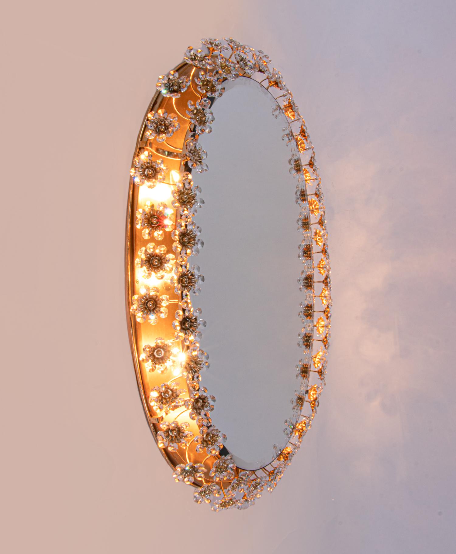 Doré Grand miroir ovale rétroéclairé Palwa en cristal et laiton par Christoph Palme, Allemagne, années 1960 en vente