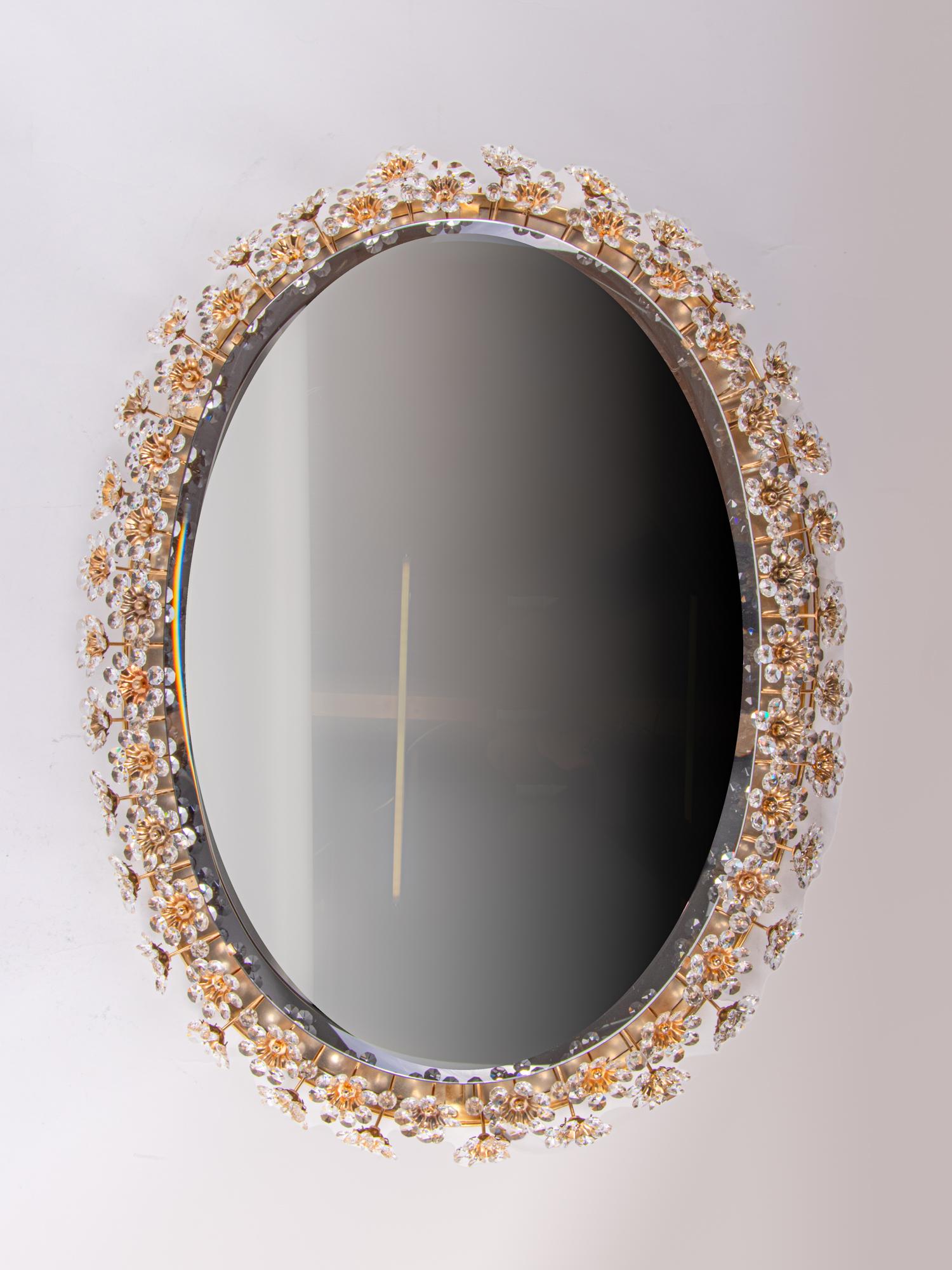 Laiton Grand miroir ovale rétroéclairé Palwa en cristal et laiton par Christoph Palme, Allemagne, années 1960 en vente