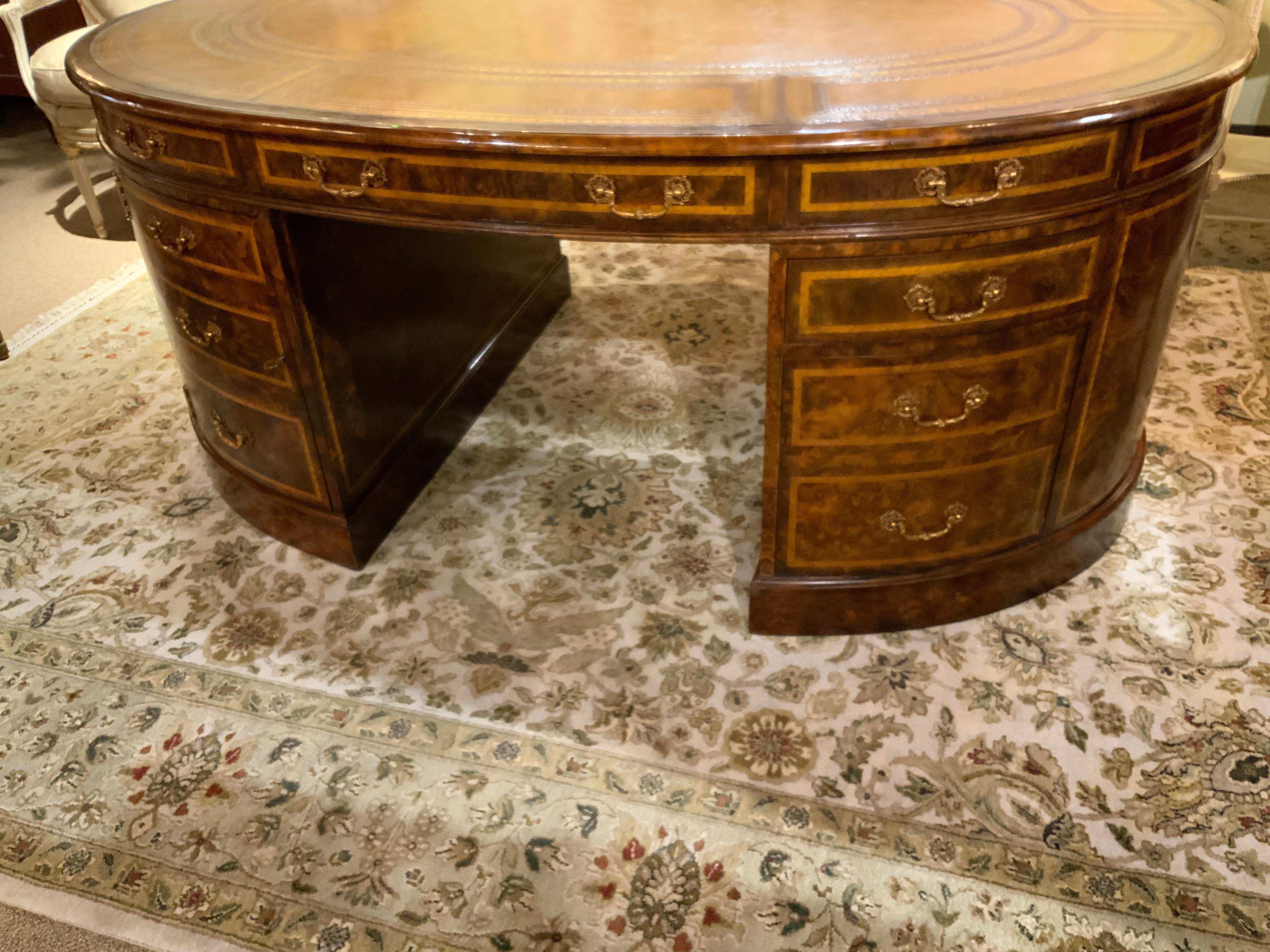 Un travail de finition exceptionnel et un design raffiné font de ce bureau un objet d'exception. 
Souhaitable. Le dessus en cuir est en bon état et toutes les
Les tiroirs et les portes s'ouvrent facilement. Les serrures et les clés sont
Fonctionnel.