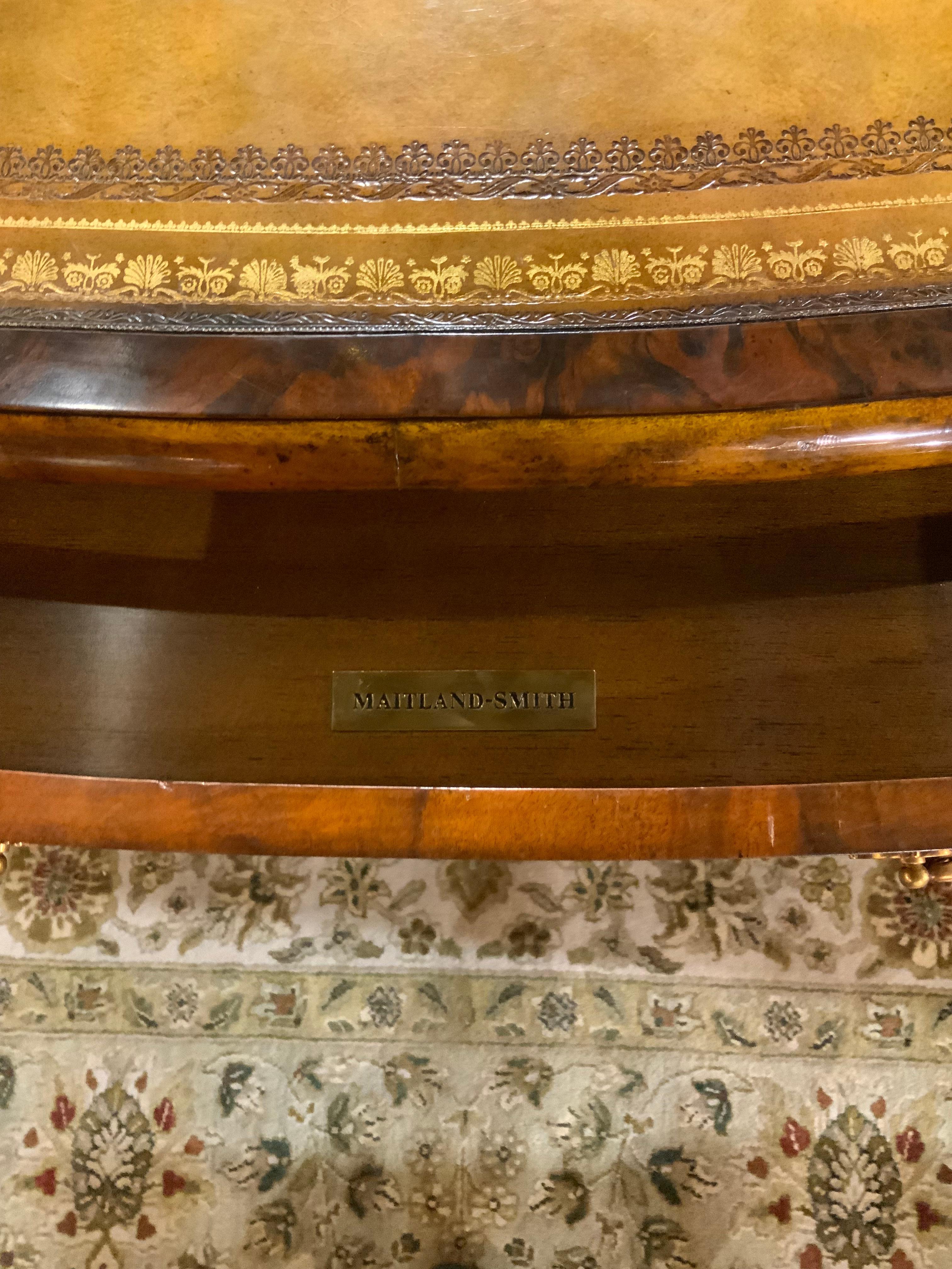Grand bureau ovale avec plateau en cuir Excellent état - En vente à Houston, TX