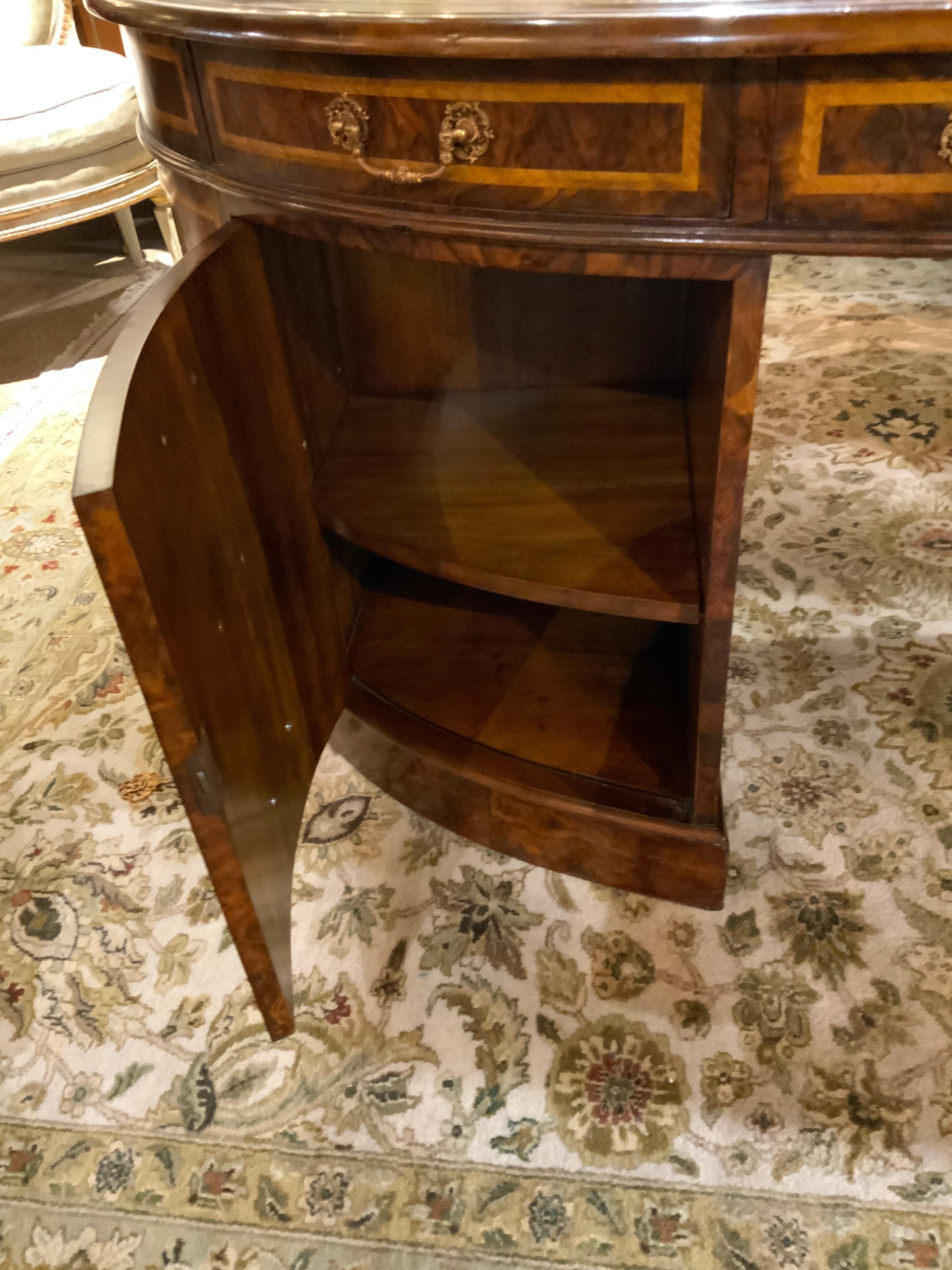 Cuir Grand bureau ovale avec plateau en cuir en vente