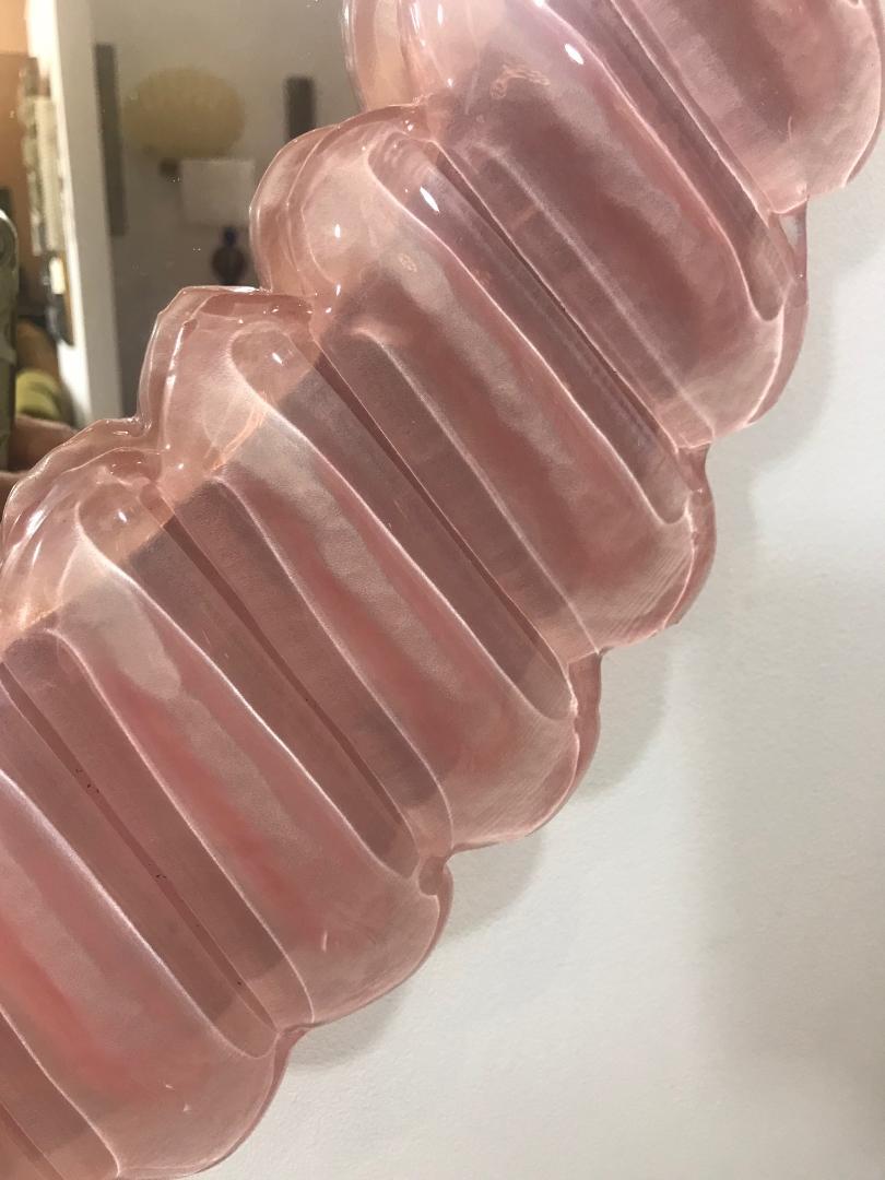 Grande specchio ovale in vetro di Murano rosa, in stock
Specchio ovale contemporaneo con cornice smerlata in vetro di Murano rosa e accenti in ottone. Realizzato a mano da un team di artigiani di Venezia, Italia.
Può essere facilmente appeso in