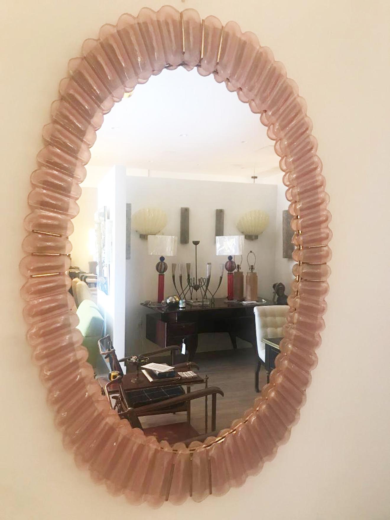 Italiano Grande specchio ovale in vetro di Murano rosa, in stock in vendita