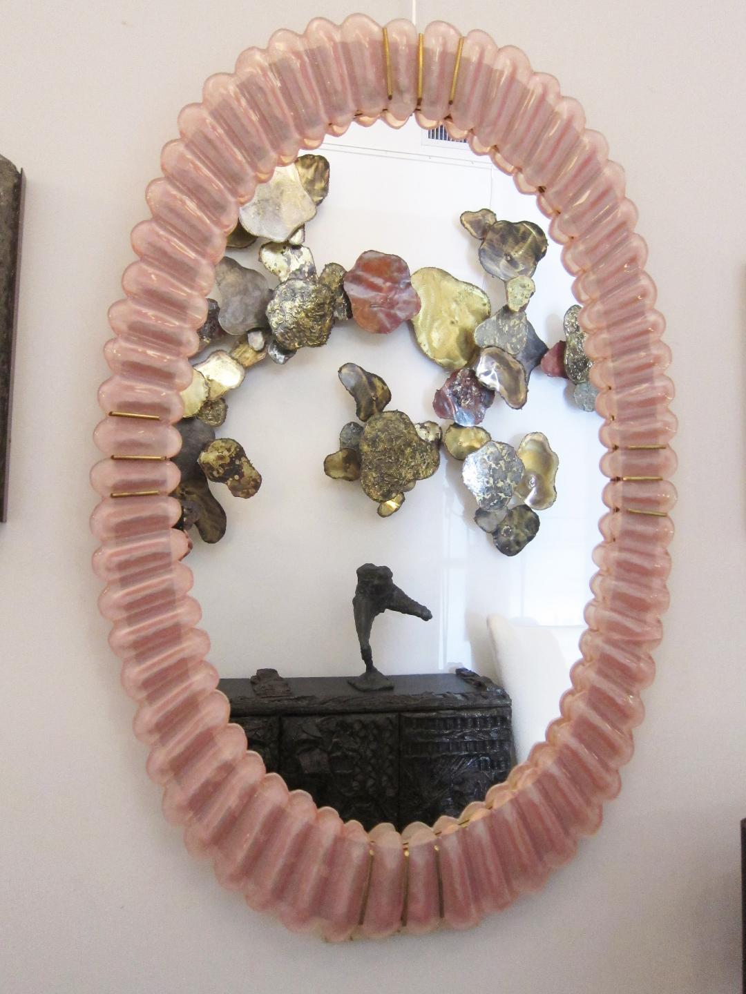 Ottone Grande specchio ovale in vetro di Murano rosa, in stock in vendita