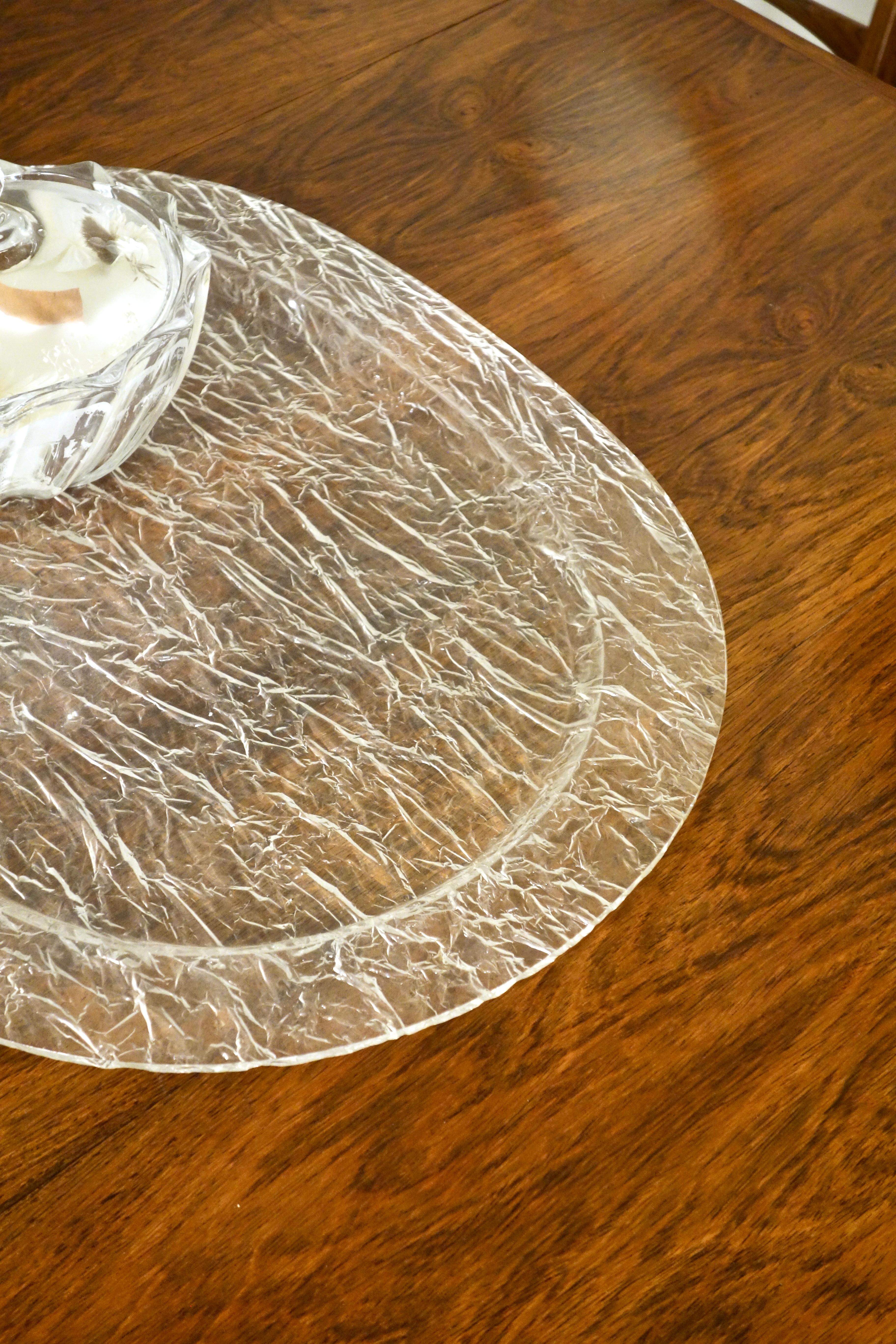 Bandeja ovalada grande de plexiglás estilo arrugado Willy Rizzo, Francia Años 70 Moderno de mediados de siglo en venta