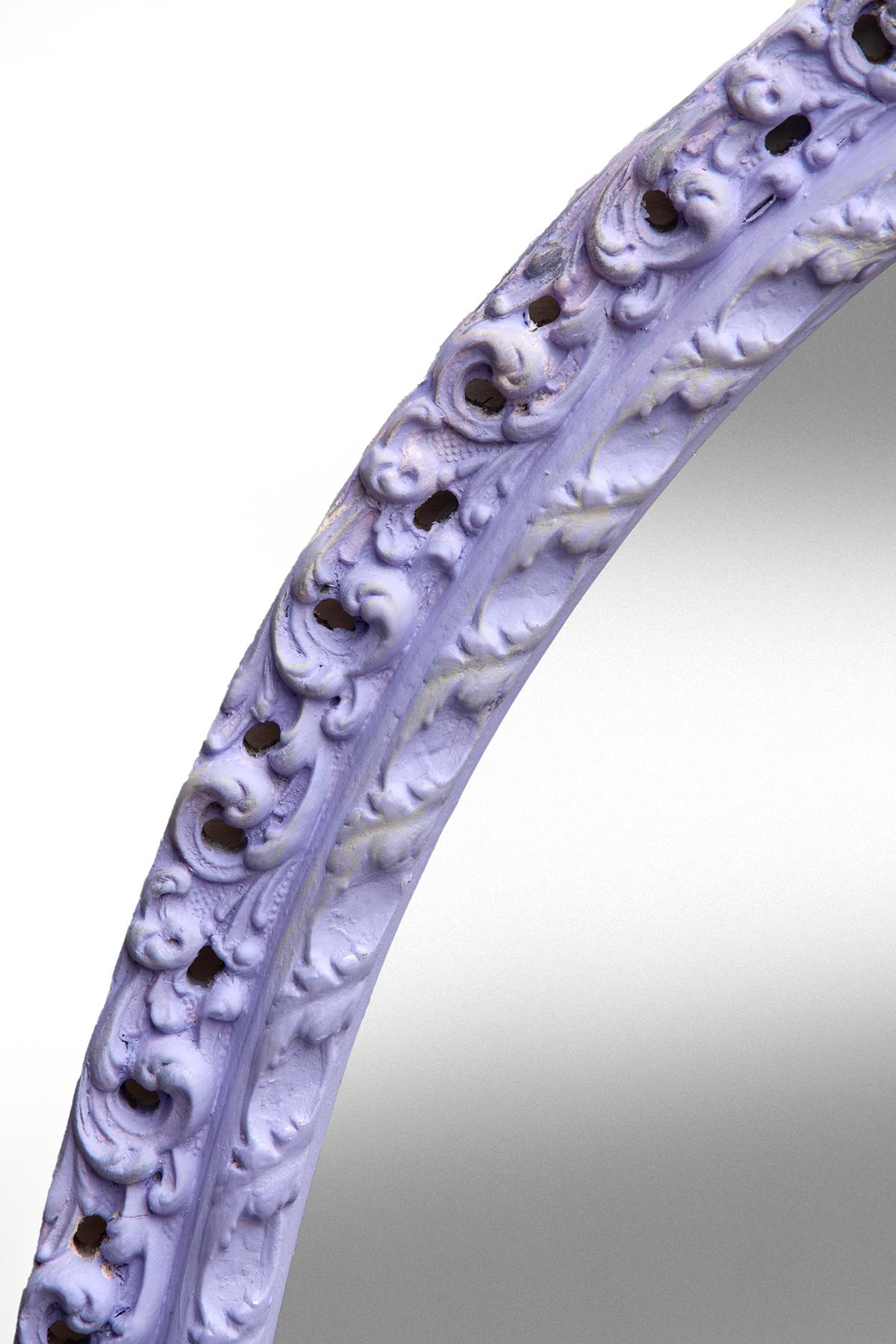 Miroir ovale européen vintage de style Hollywood Regency.
Peint à la main dans un violet clair audacieux, le cadre réticulé se détache sur un mur blanc.
Miroir original, fini avec un nouveau support et câblé pour être suspendu horizontalement ou