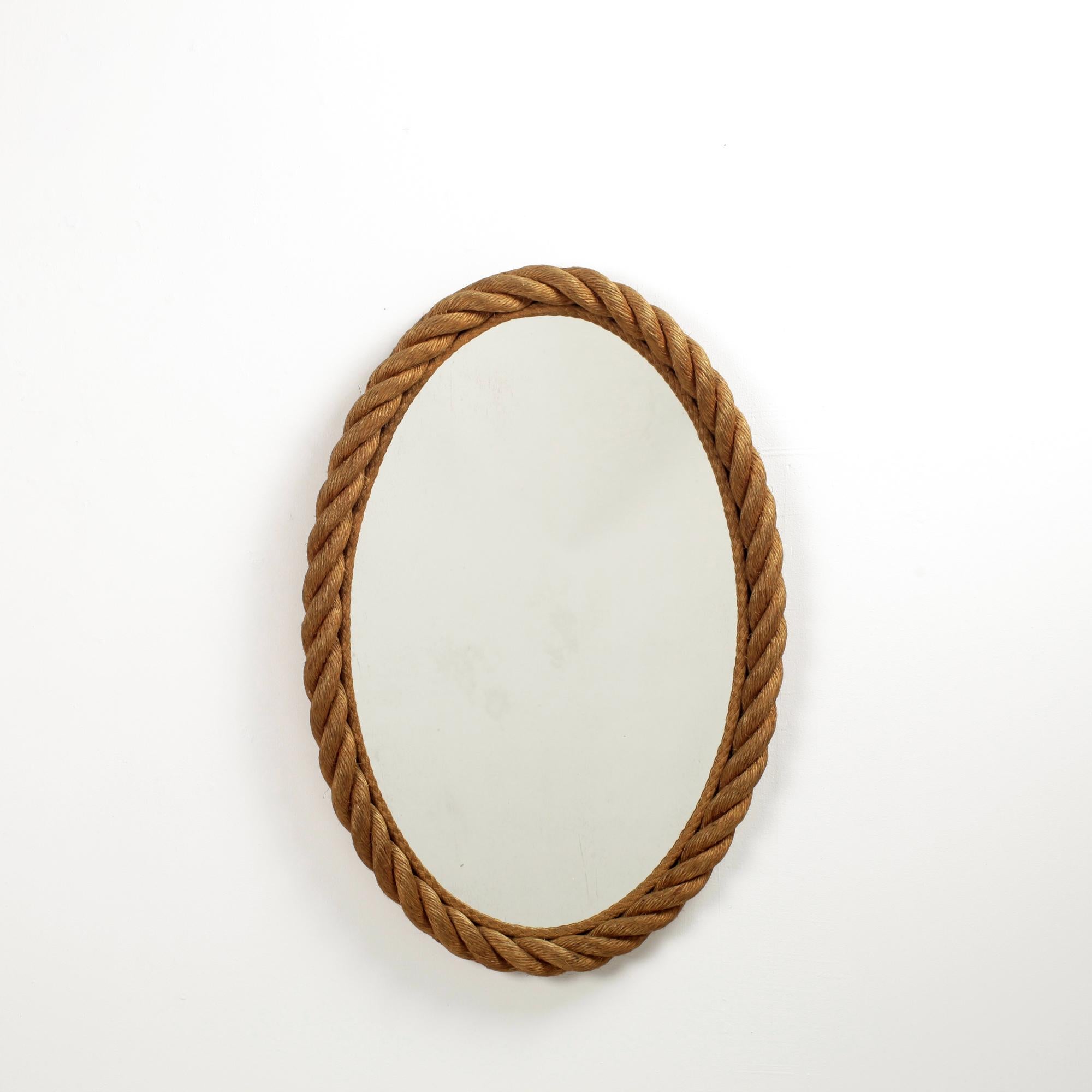 Beautiful large oval rope mirror by Adrien Audoux and Frida Minnet France 1960s
Woven abaca frame made in Golfe-Juan French Riviera.
Great dimensions: 70 cm by 48 cm
Can be hung vertically or horizontally
Very good condition