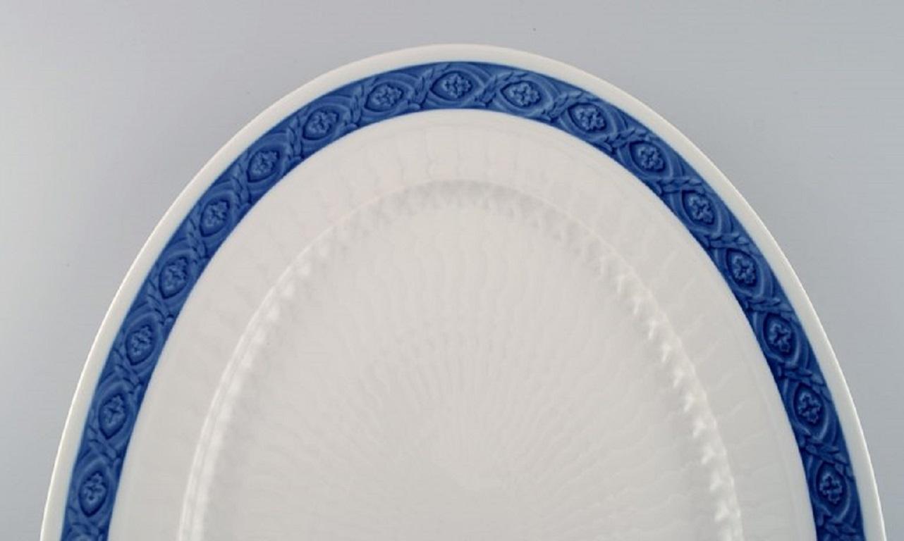 Large oval Royal Copenhagen Blue Fan serving dish. 1960s.
Designed by Arnold Krog in 1909.
Measures: 42 x 30 cm.
In excellent condition.
Stamped.
1st factory quality.
