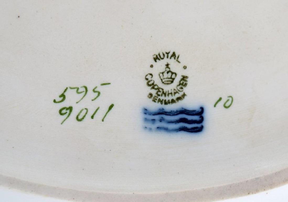 Dipinto a mano Grande piatto ovale da portata Royal Copenhagen Golden Basket in porcellana in vendita
