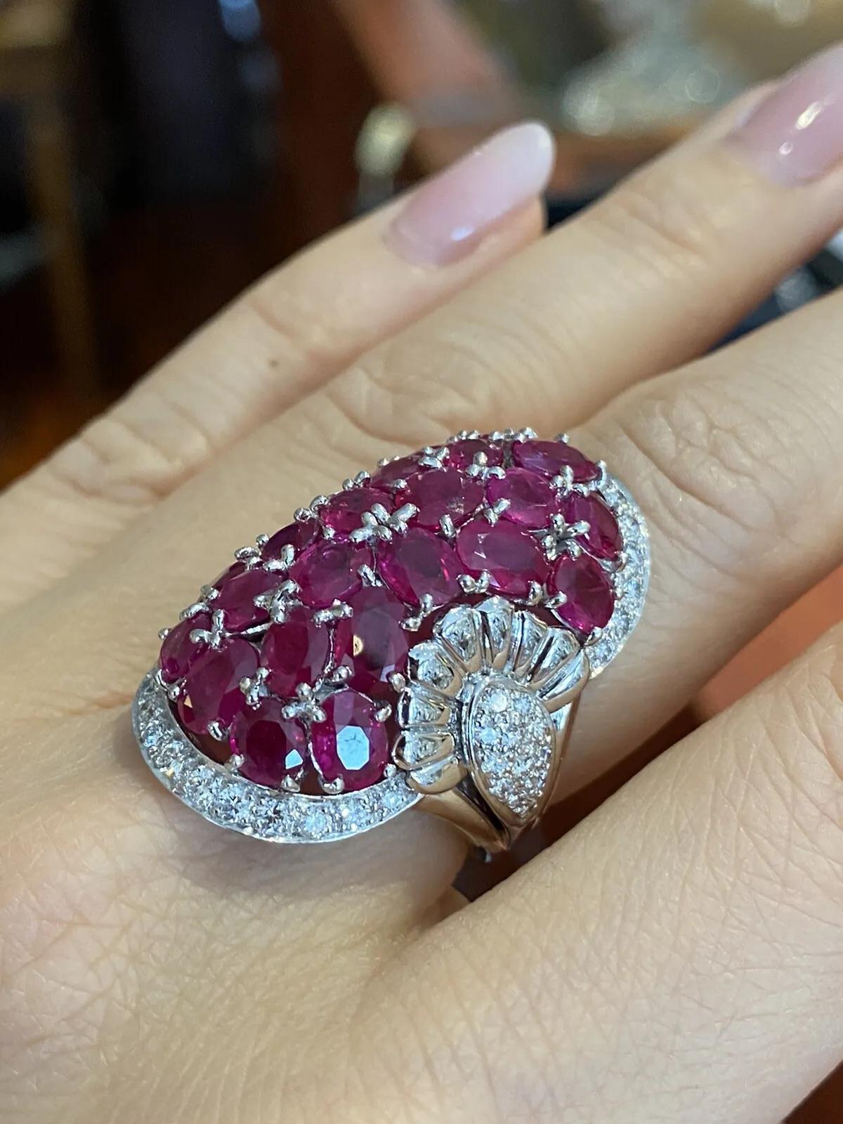 Bague dôme en platine avec pavé de rubis ovale et diamants Excellent état - En vente à La Jolla, CA
