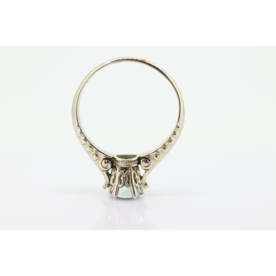 Gran zafiro ovalado Anillo solitario 14k. Diseños grabados Art deco en oro blanco de 14k en Bueno estado para la venta en Port Charlotte, FL