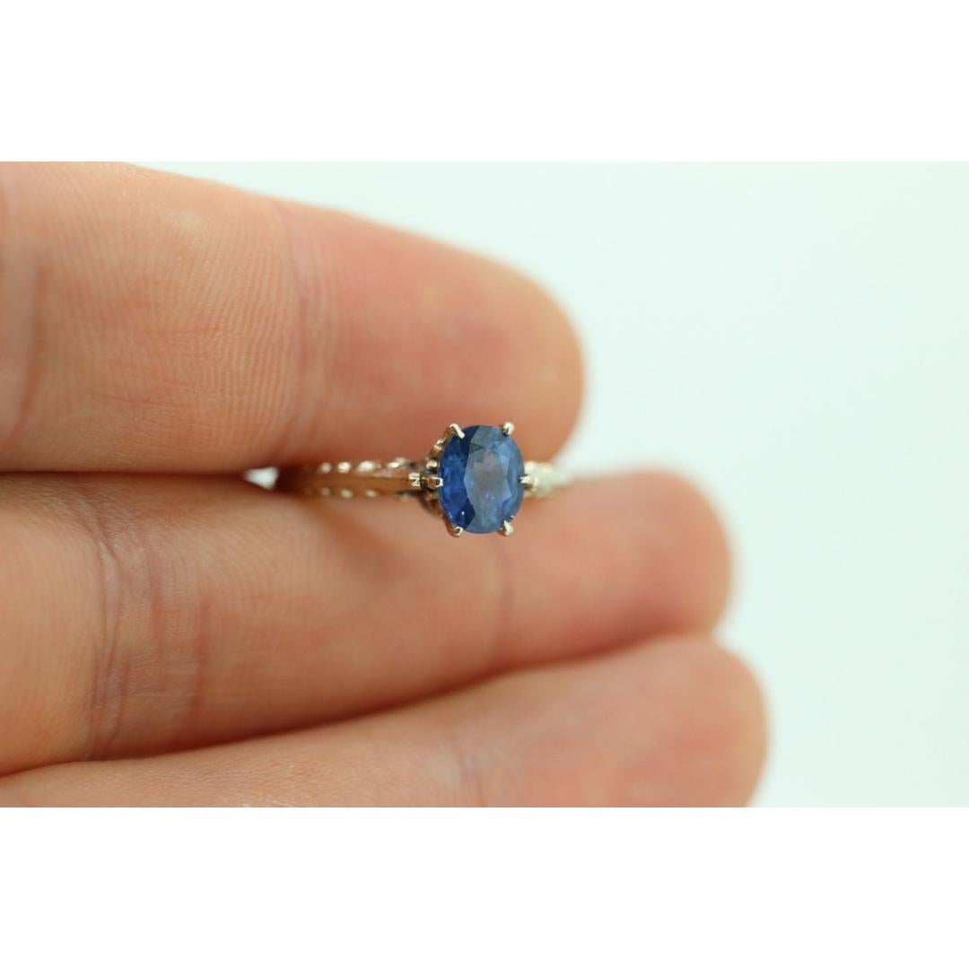 De las mujeres Gran zafiro ovalado Anillo solitario 14k. Diseños grabados Art deco en oro blanco de 14k en venta